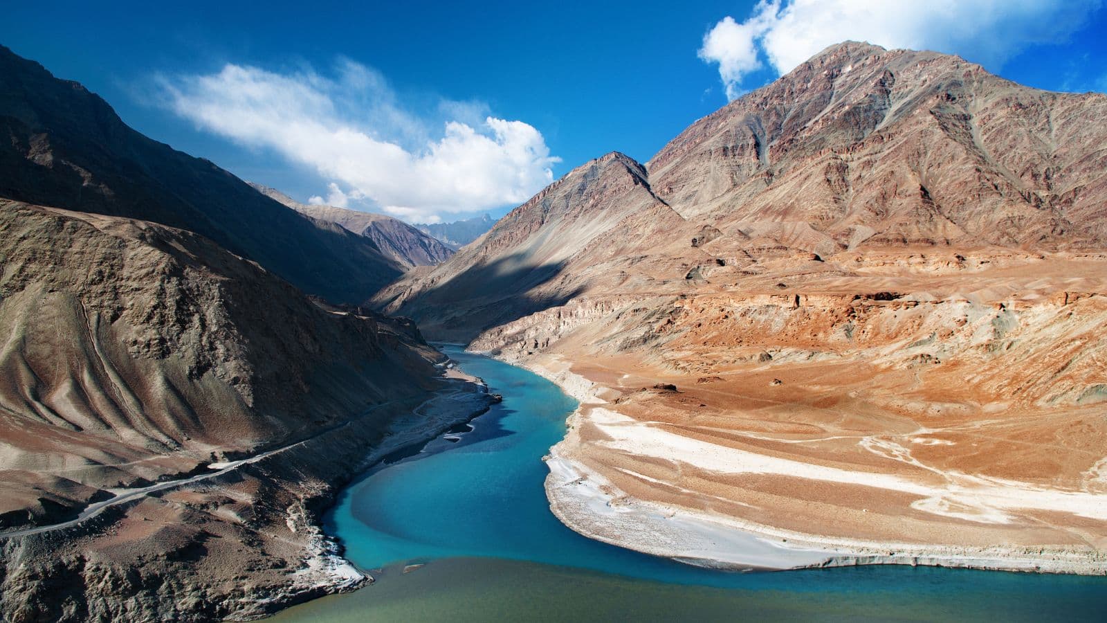 सिंधु जल संधि को स्थगित करने के बाद भारत ने अब लद्दाख में बना दिया पहला रॉक चेक डैम! इसके असर को समझिए सिंधु जल संधि को स्थगित करने के बाद भारत ने अब लद्दाख में बना दिया पहला रॉक चेक डैम! इसके असर को समझिए