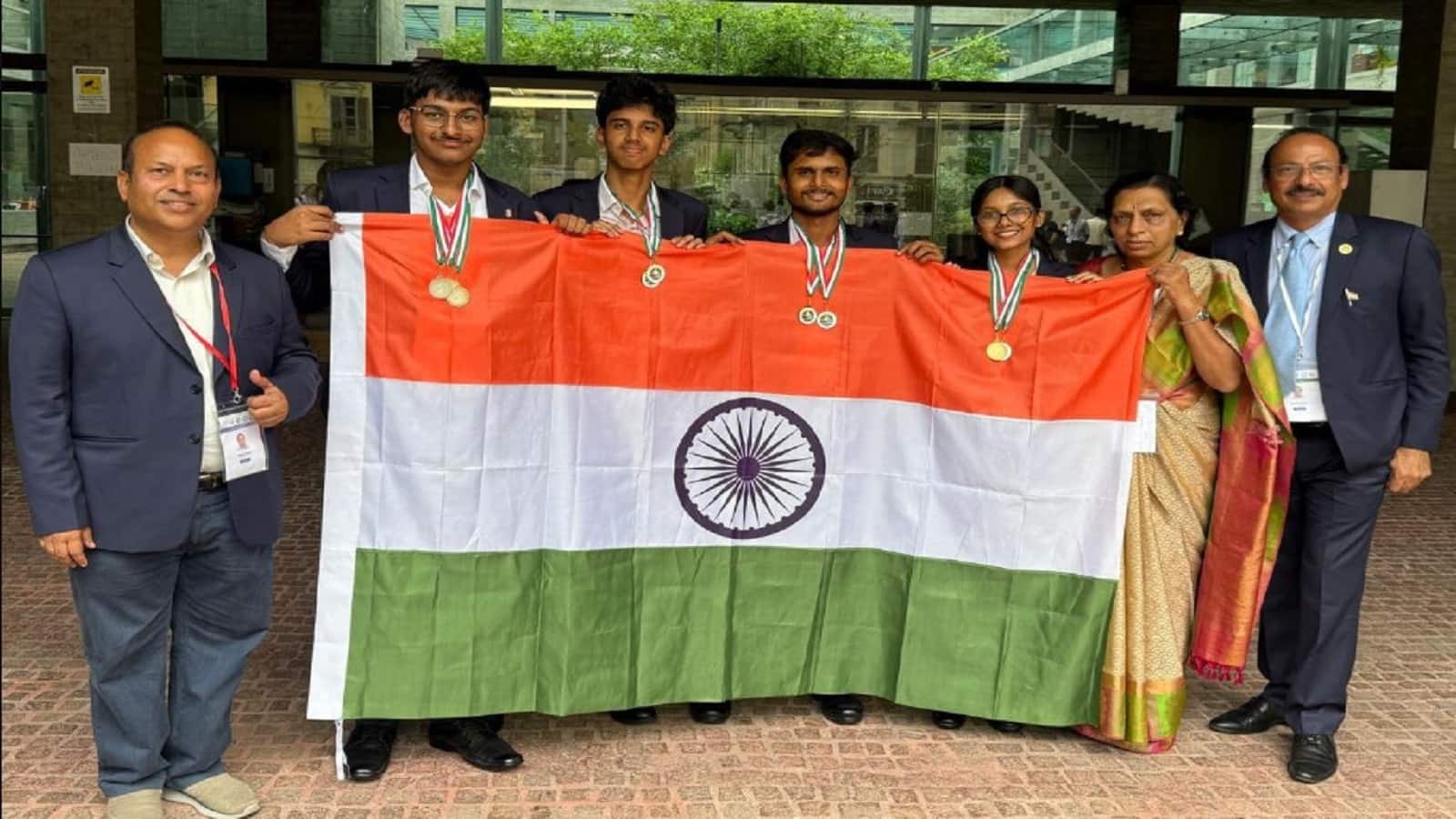 International Earth Science Olympiad: 19वें अंतरराष्ट्रीय ओलंपियाड में भारतीय छात्रों ने जीते 9 मेडल, 4 गोल्ड मेडल के साथ रहा अब तक का बेस्ट प्रदर्शन International Earth Science Olympiad: 19वें अंतरराष्ट्रीय ओलंपियाड में भारतीय छात्रों ने जीते 9 मेडल, 4 गोल्ड मेडल के साथ रहा अब तक का बेस्ट प्रदर्शन