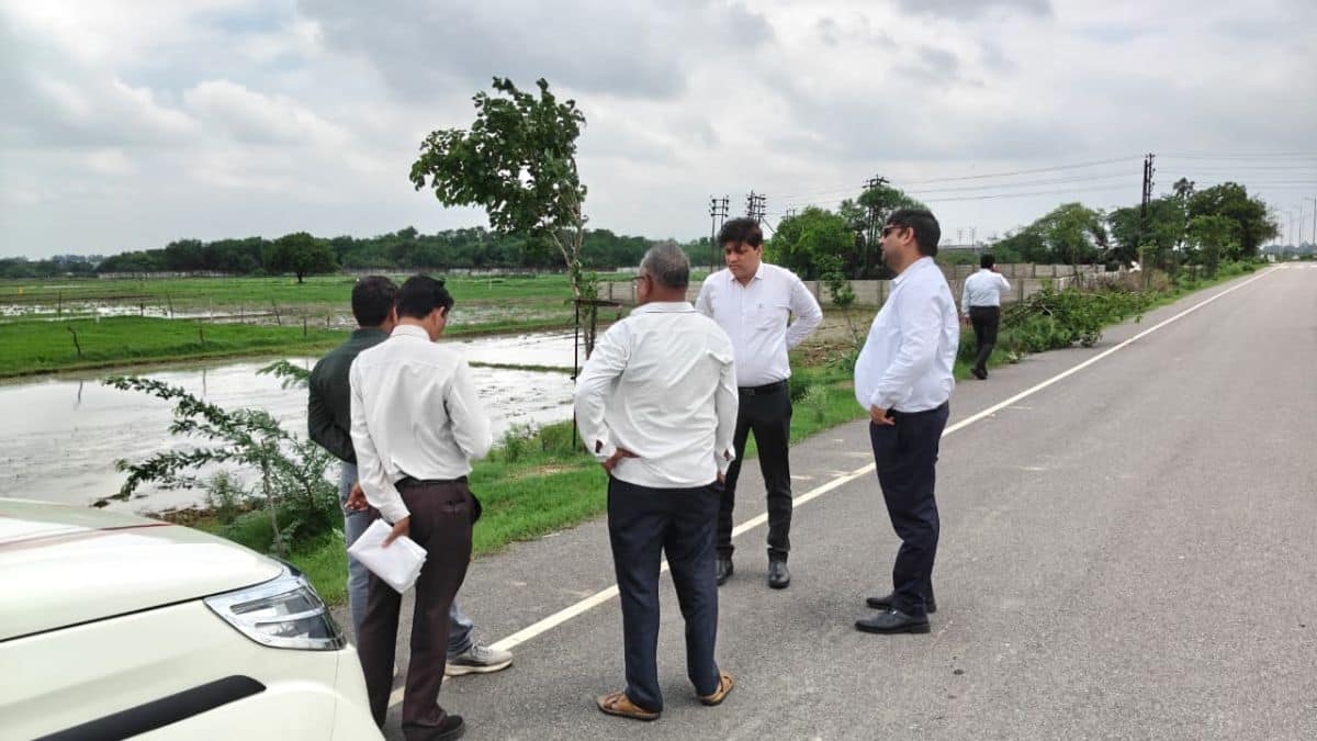हीरानंदानी समेत बड़े ग्रुप की नजर