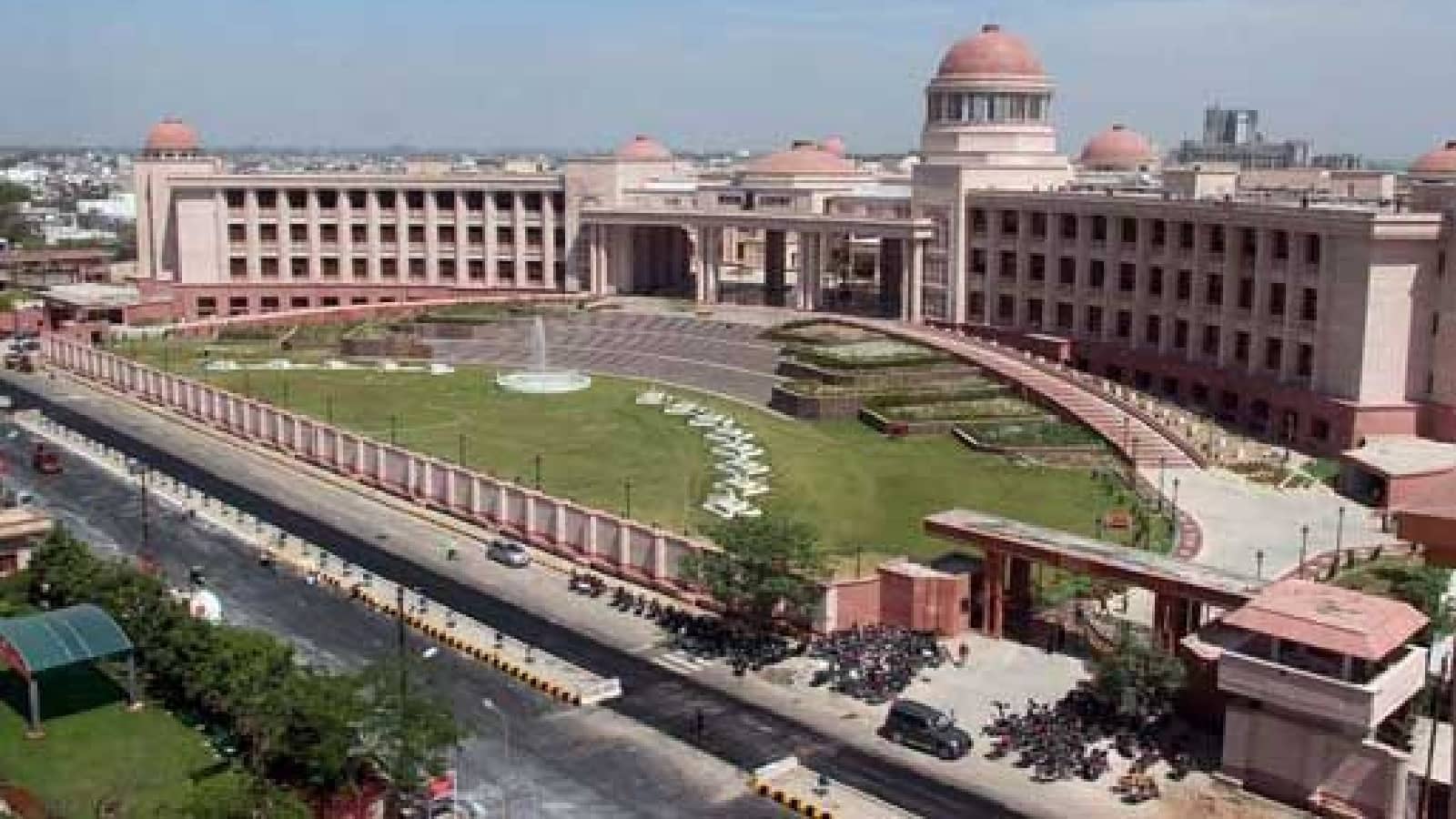 SBI Loan Recovery: विधवा पत्नी की एफडी से बैंक ने गुपचुप की पति के लोन की वसूली, हाईकोर्ट ने सुनाया ब्याज सहित पैसा लौटाने का फैसला SBI Loan Recovery: विधवा पत्नी की एफडी से बैंक ने गुपचुप की पति के लोन की वसूली, हाईकोर्ट ने सुनाया ब्याज सहित पैसा लौटाने का फैसला