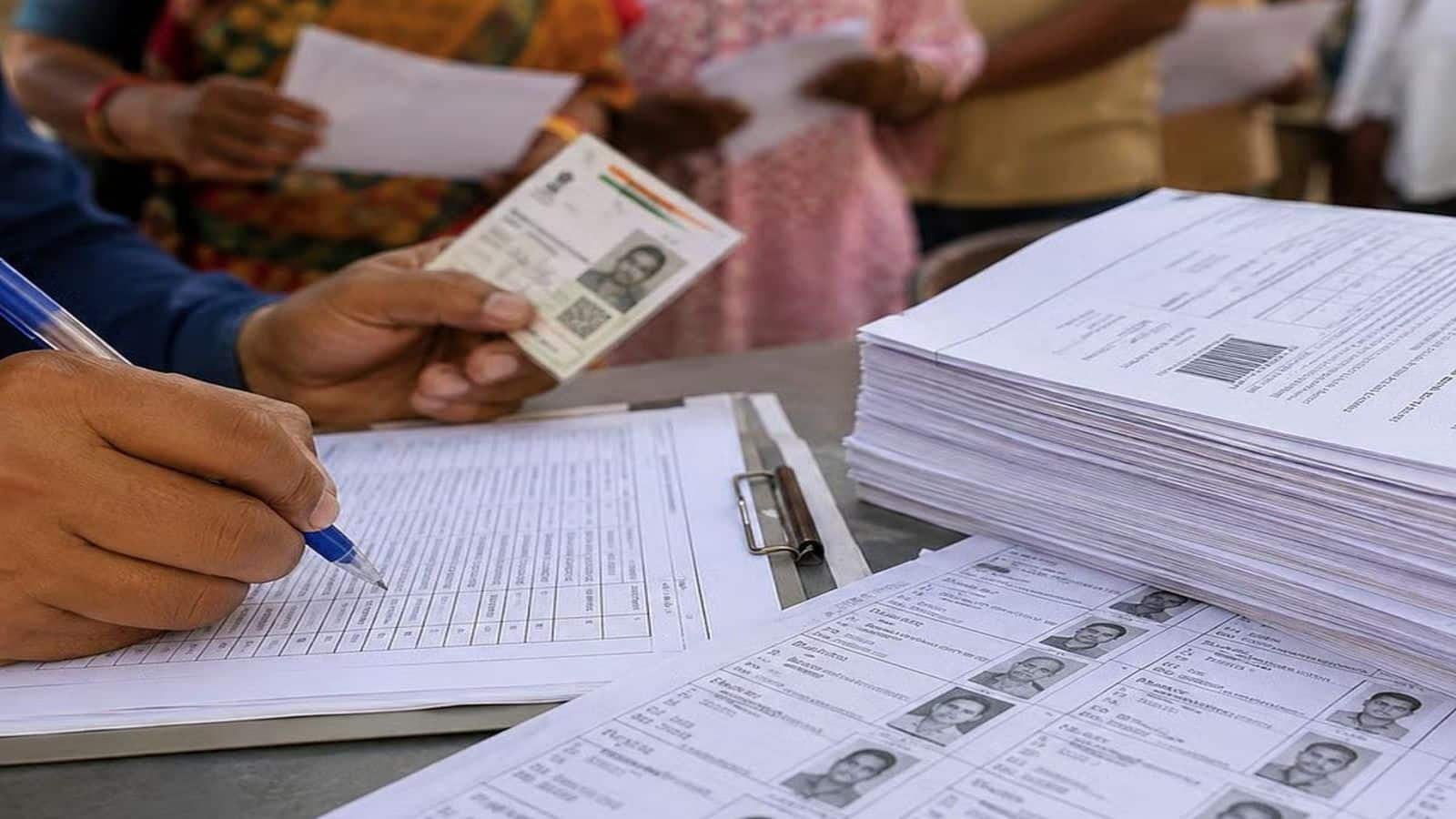 Maharashtra SIR: महाराष्ट्र में वोटर लिस्ट से 2 करोड़ नाम कटे, मुंबई में 35% की भारी गिरावट! नाम जुड़वाने के लिए कैसे करें अप्लाई? Maharashtra SIR: महाराष्ट्र में वोटर लिस्ट से 2 करोड़ नाम कटे, मुंबई में 35% की भारी गिरावट! नाम जुड़वाने के लिए कैसे करें अप्लाई?