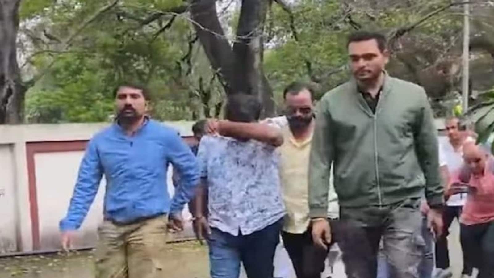 Maharashtra TET paper leak: जूते के सोल में छिपाया मोबाइल, ₹1 लाख में बेचा पर्चा! महाराष्ट्र TET पेपर लीक का हैरान करने वाला तरीका Maharashtra TET paper leak: जूते के सोल में छिपाया मोबाइल, ₹1 लाख में बेचा पर्चा! महाराष्ट्र TET पेपर लीक का हैरान करने वाला तरीका