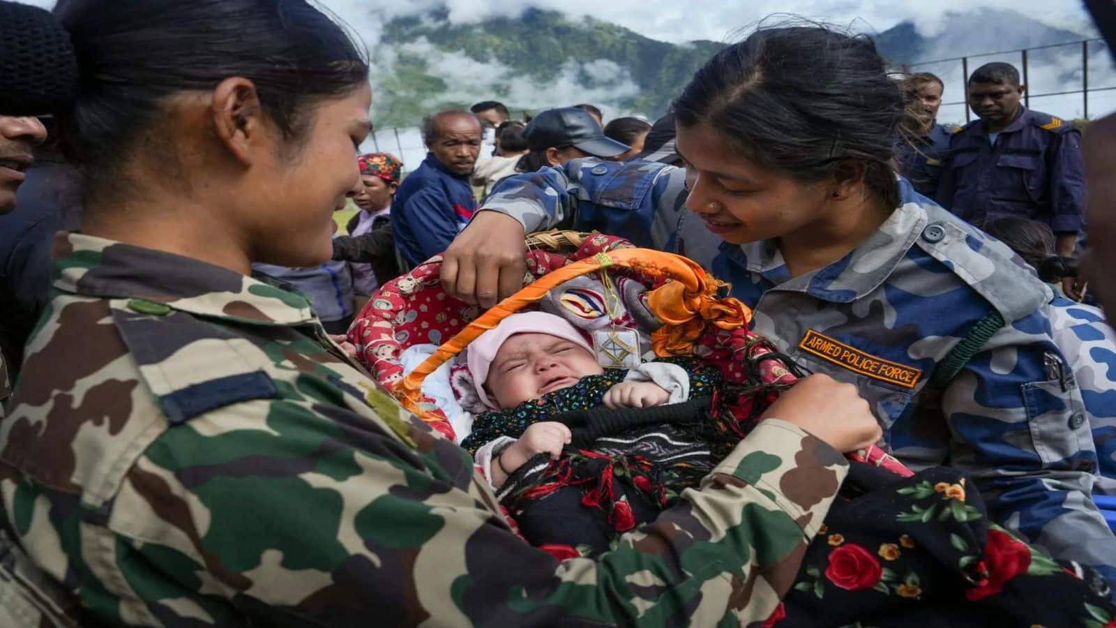 VIDEO Nepal Flood: नेपाल में बाढ़ प्रभावित इलाके से डेढ़ महीने के बच्चे को बचाकर रसुवा धांगे कैंप लाया गया