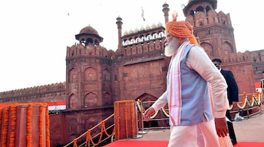 नरेंद्र दामोदरदास मोदी का जन्म 17 सितंबर 1950 को गुजरात के वडनगर में हुआ था। दामोदरदास मोदी और हीराबा मोदी की तीसरी संतान के रूप में उनका बचपन एक साधारण परिवार में बीता। पढ़ाई के साथ वे परिवार की चाय की दुकान पर भी मदद करते थे। आज 17 सितंबर 2026 को नरेंद्र मोदी अपना 76वां जन्मदिन मना रहे हैं। यहीं से शुरू हुआ उनका सफर आगे चलकर देश के प्रधानमंत्री पद तक पहुंचा। उनके जीवन में ऐसे कई पड़ाव रहे, जिन्होंने उनके राजनीतिक सफर को एक अलग पहचान दी।
