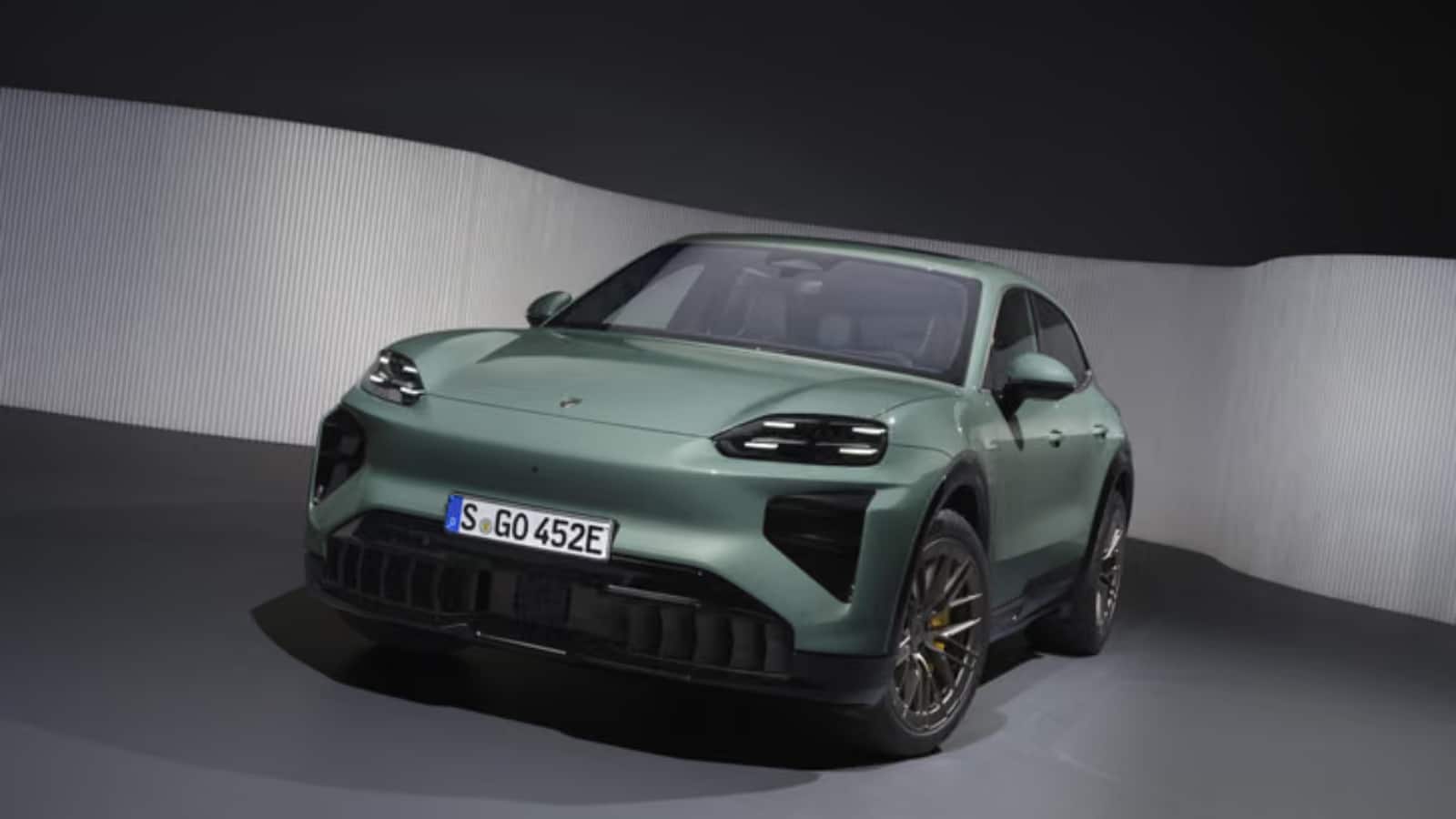 Porsche Cayenne Electric भारत में कल होगी लॉन्च, मिलेगा 1,156hp की पावर और 642km की रेंज Porsche Cayenne Electric भारत में कल होगी लॉन्च, मिलेगा 1,156hp की पावर और 642km की रेंज