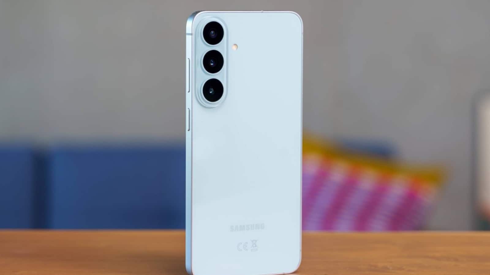 Samsung Galaxy S26 FE हुआ लॉन्च, 120Hz AMOLED डिस्प्ले और 50MP कैमरे के साथ, जानें कीमत और फीचर्स Samsung Galaxy S26 FE हुआ लॉन्च, 120Hz AMOLED डिस्प्ले और 50MP कैमरे के साथ, जानें कीमत और फीचर्स