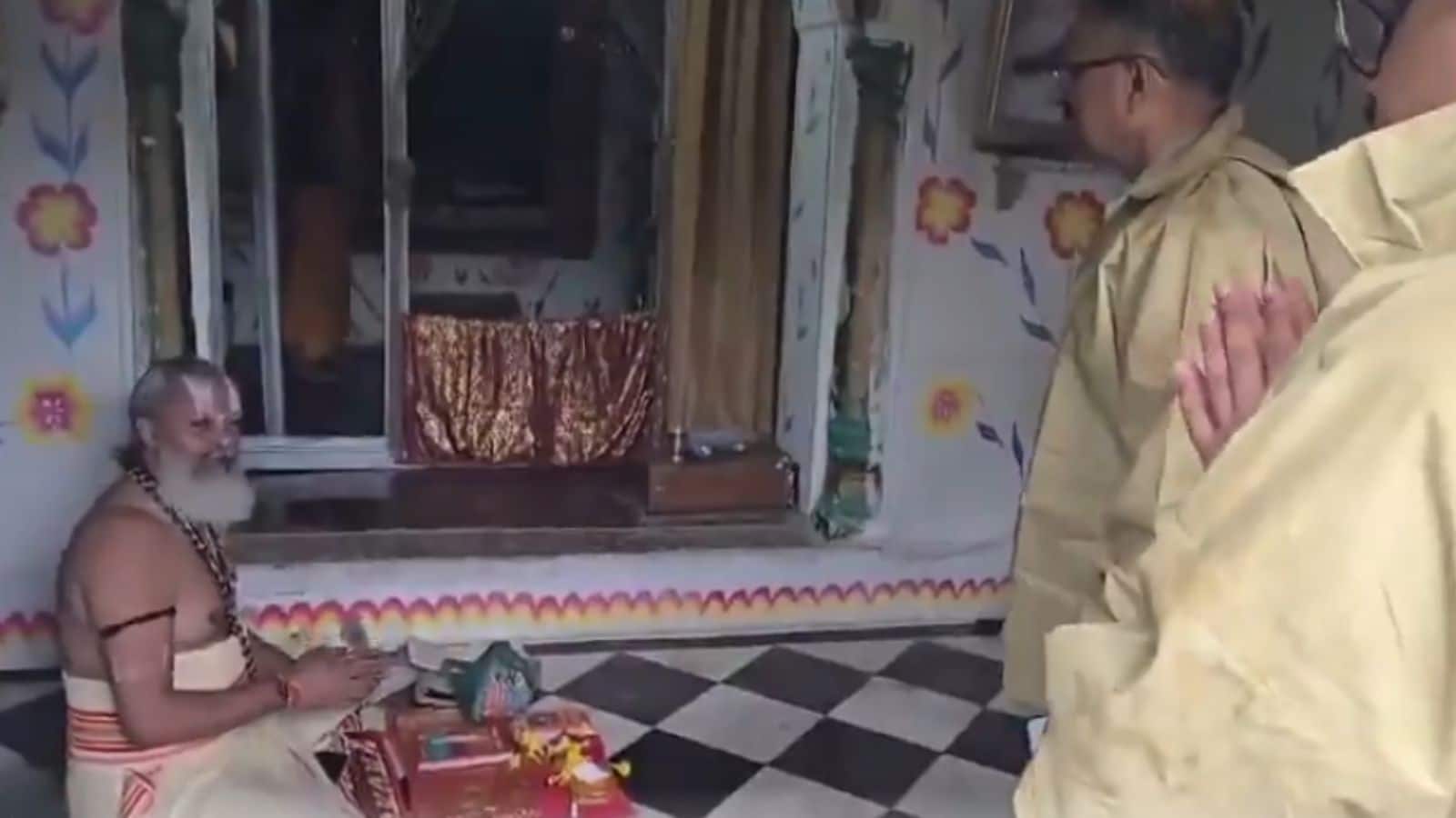 Video: भगवान को अकेला नहीं छोड़ सकता... चित्रकूट बाढ़ के बीच भावुक करने वाला नजारा! DM-SP जोड़ते रहे हाथ फिर भी मंदिर से नहीं निकले पुजारी Video: भगवान को अकेला नहीं छोड़ सकता... चित्रकूट बाढ़ के बीच भावुक करने वाला नजारा! DM-SP जोड़ते रहे हाथ फिर भी मंदिर से नहीं निकले पुजारी