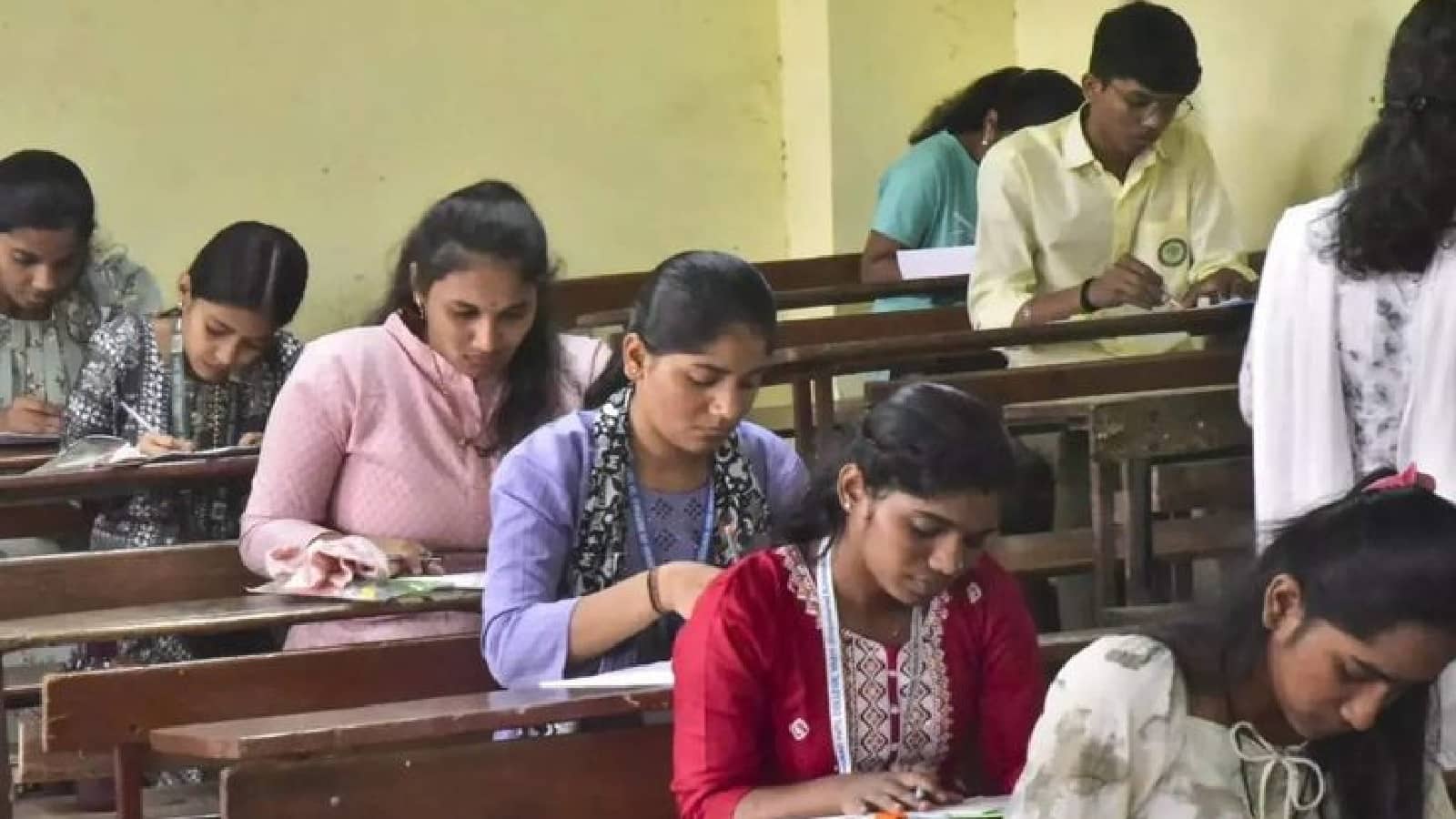 UP PET 2026: 23 से 25 अक्टूबर के बीच दो शिफ्ट में होगी पीईटी परीक्षा, जानें किन विषयों से आएंगे परीक्षा में प्रश्न UP PET 2026: 23 से 25 अक्टूबर के बीच दो शिफ्ट में होगी पीईटी परीक्षा, जानें किन विषयों से आएंगे परीक्षा में प्रश्न