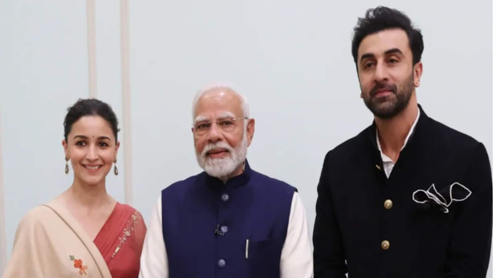Ranbir Kapoor-Alia Bhatt: रणबीर कपूर-आलिया भट्ट ने PM मोदी को दिया जन्मदिन का तोहफा, मुंबई के 20 स्कूलों का कराएंगे कायाकल्प Ranbir Kapoor-Alia Bhatt: रणबीर कपूर-आलिया भट्ट ने PM मोदी को दिया जन्मदिन का तोहफा, मुंबई के 20 स्कूलों का कराएंगे कायाकल्प