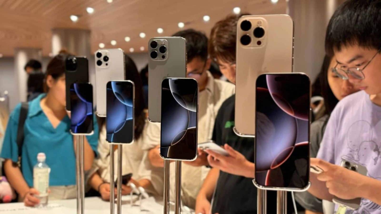 iPhone 18 Pro खरीदने उमड़ी भीड़, किसी ने बेचा सोना तो कोई पहुंचा पंजाब से नोएडा! iPhone 18 Pro खरीदने उमड़ी भीड़, किसी ने बेचा सोना तो कोई पहुंचा पंजाब से नोएडा!