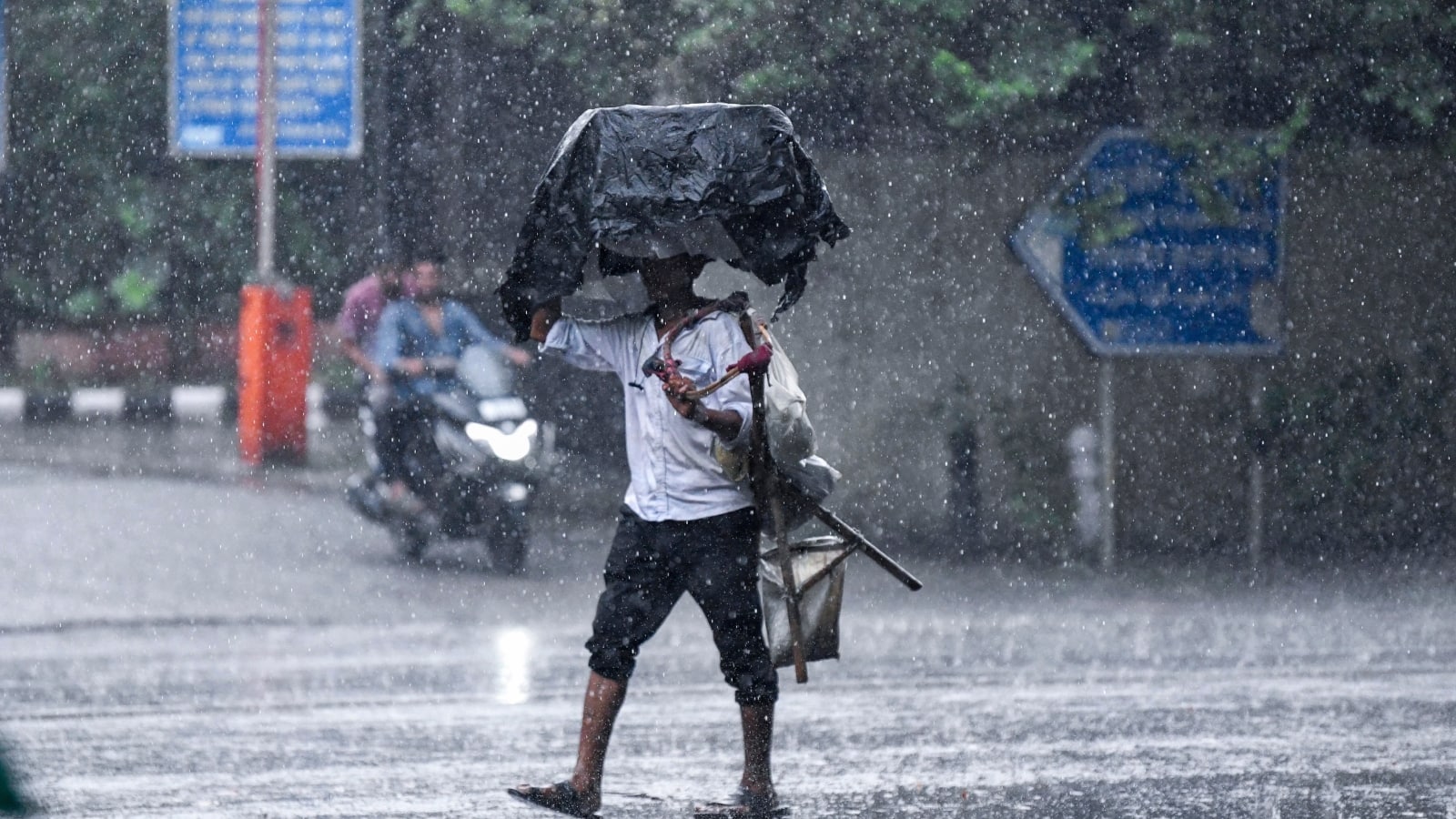 Delhi NCR Weather: दिल्ली-NCR में बदला मौसम, आंधी-तूफान के साथ कई इलाकों में हुई झमाझम बारिश, IMD ने जारी किया रेड अलर्ट Delhi NCR Weather: दिल्ली-NCR में बदला मौसम, आंधी-तूफान के साथ कई इलाकों में हुई झमाझम बारिश, IMD ने जारी किया रेड अलर्ट
