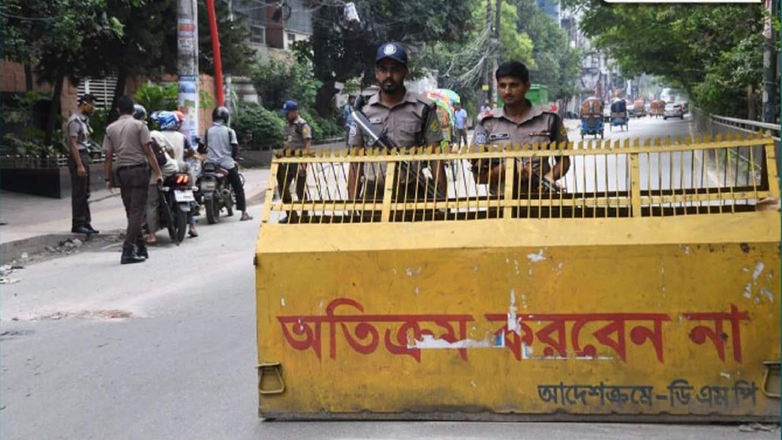 Dhaka bomb blast: सिलसिलेवार बम धमाकों के बाद छावनी बनी बांग्लादेश की राजधानी ढाका, ढाका पुलिस ने 500 से ज्यादा को किया गिरफ्तार Dhaka bomb blast: सिलसिलेवार बम धमाकों के बाद छावनी बनी बांग्लादेश की राजधानी ढाका, ढाका पुलिस ने 500 से ज्यादा को किया गिरफ्तार