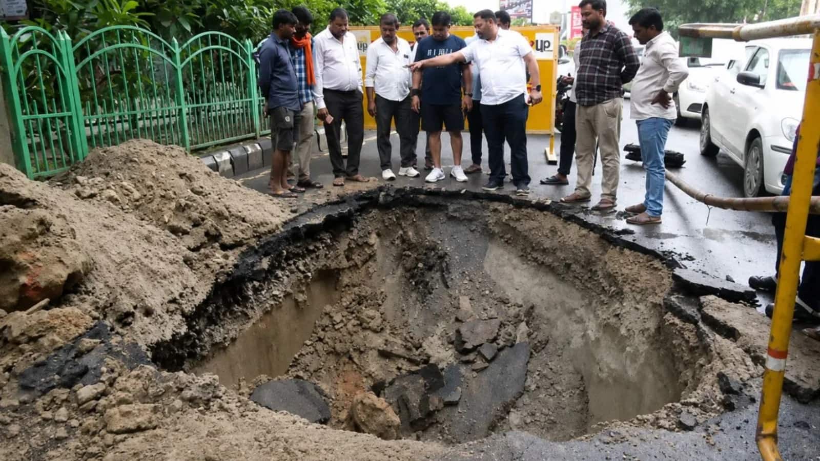 Lucknow Road Collapse: लखनऊ में पूर्व डिप्टी CM दिनेश शर्मा के घर के बाहर धंसी सड़क, 2 बाइक सवार घायल Lucknow Road Collapse: लखनऊ में पूर्व डिप्टी CM दिनेश शर्मा के घर के बाहर धंसी सड़क, 2 बाइक सवार घायल