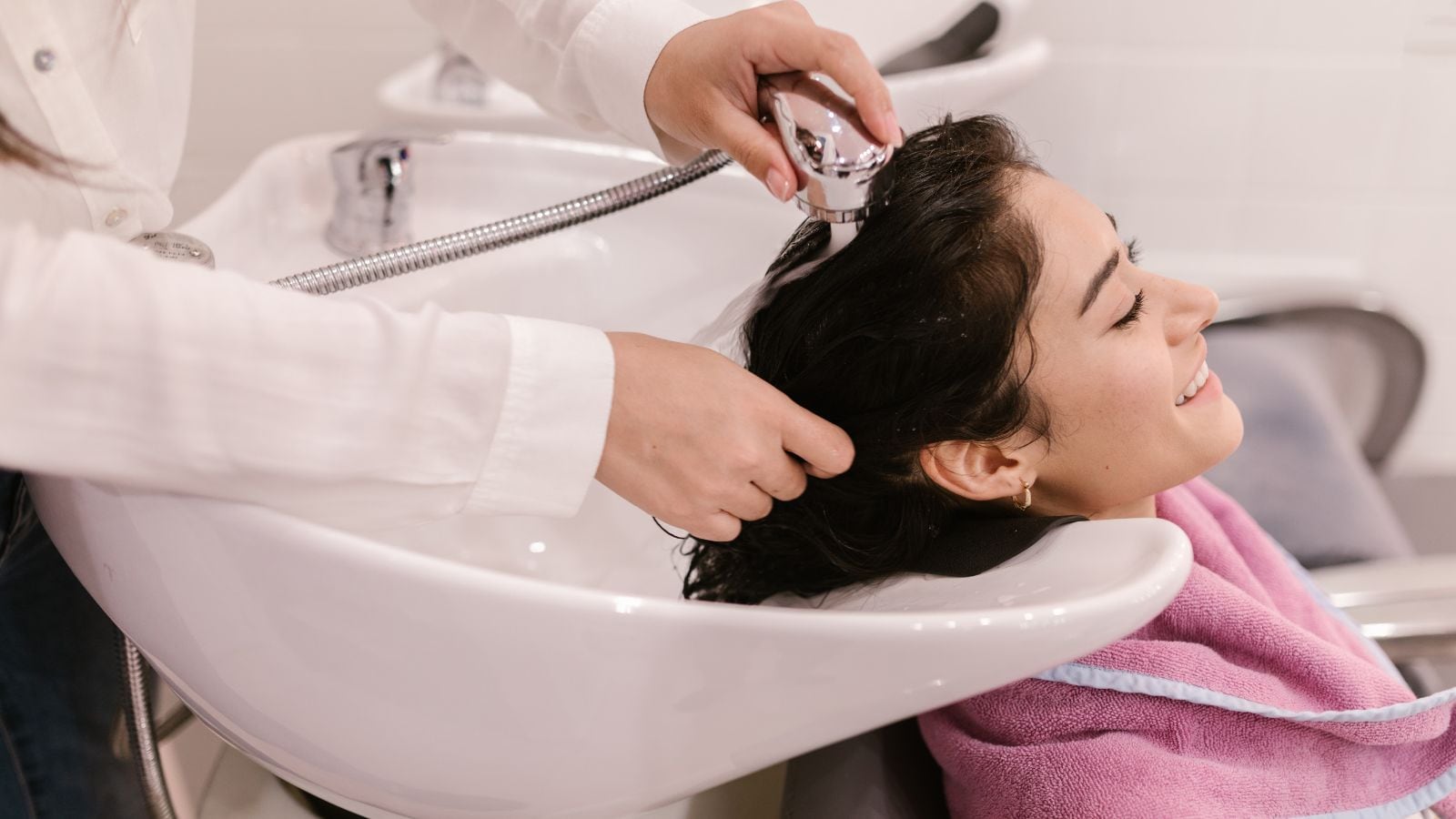Hair Care Tips: शैंपू के बाद बालों को चाहिए खास देखभाल, तो बचें इन 5  गलतियों से! - simple tips to minimize damage after washing hair |  Moneycontrol Hindi