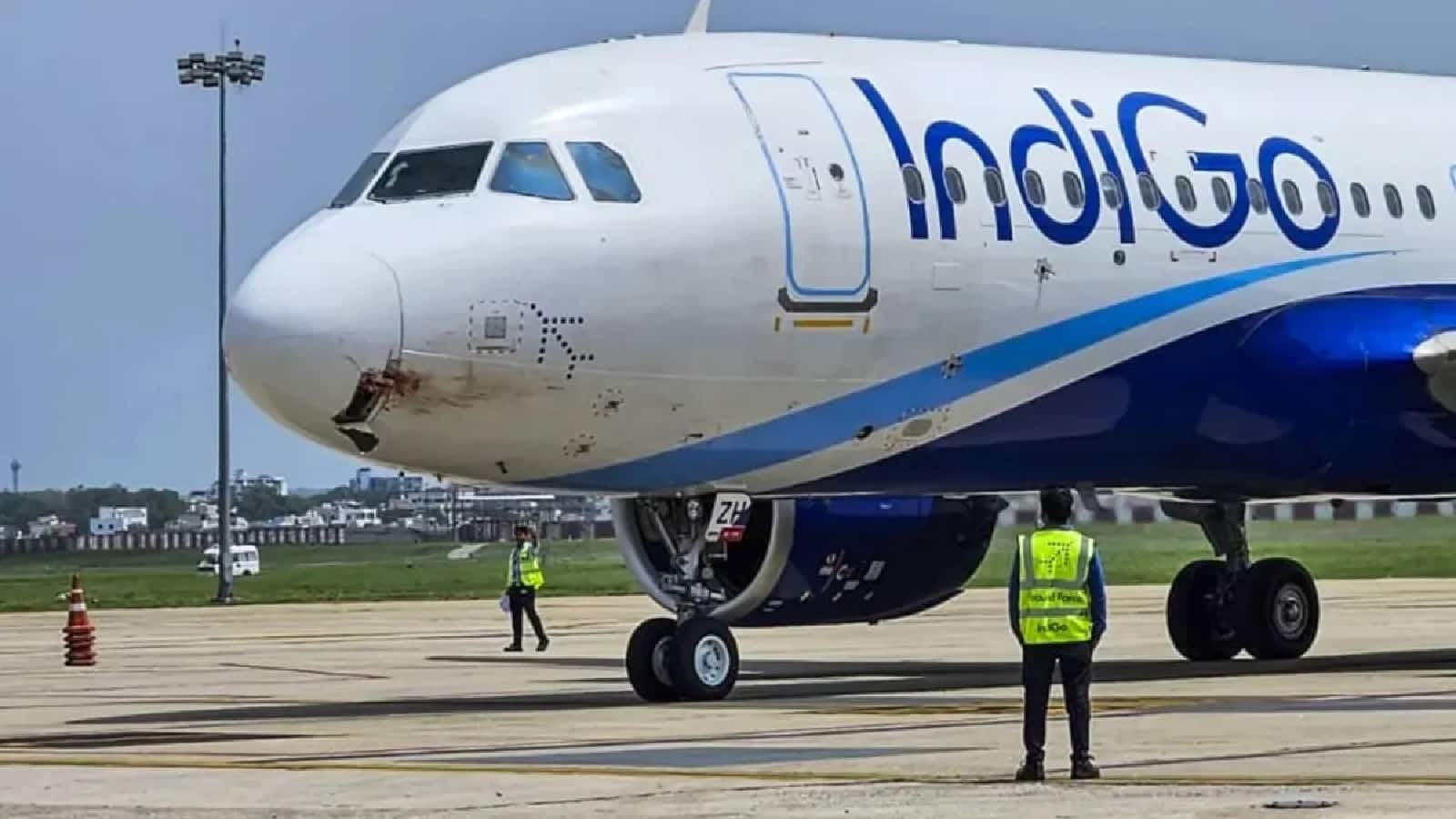 Guwahati Bengaluru IndiGo flight: बाल-बाल बची गुवाहाटी-बेंगलुरु इंडिगो फ्लाइट के यात्रियों की जान, लैंडिंग के दौरान रनवे से टकराया विमान का पिछला हिस्सा Guwahati Bengaluru IndiGo flight: बाल-बाल बची गुवाहाटी-बेंगलुरु इंडिगो फ्लाइट के यात्रियों की जान, लैंडिंग के दौरान रनवे से टकराया विमान का पिछला हिस्सा
