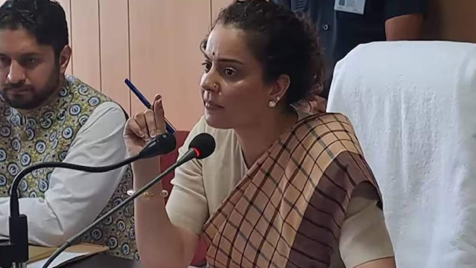 'आप तो मुझसे भी बेहतर एक्टिंग करते हैं...' सांसद कंगना रनौत ने MPLADS फंड खर्च न होने पर अफसरों को लगाई फटकार 'आप तो मुझसे भी बेहतर एक्टिंग करते हैं...' सांसद कंगना रनौत ने MPLADS फंड खर्च न होने पर अफसरों को लगाई फटकार