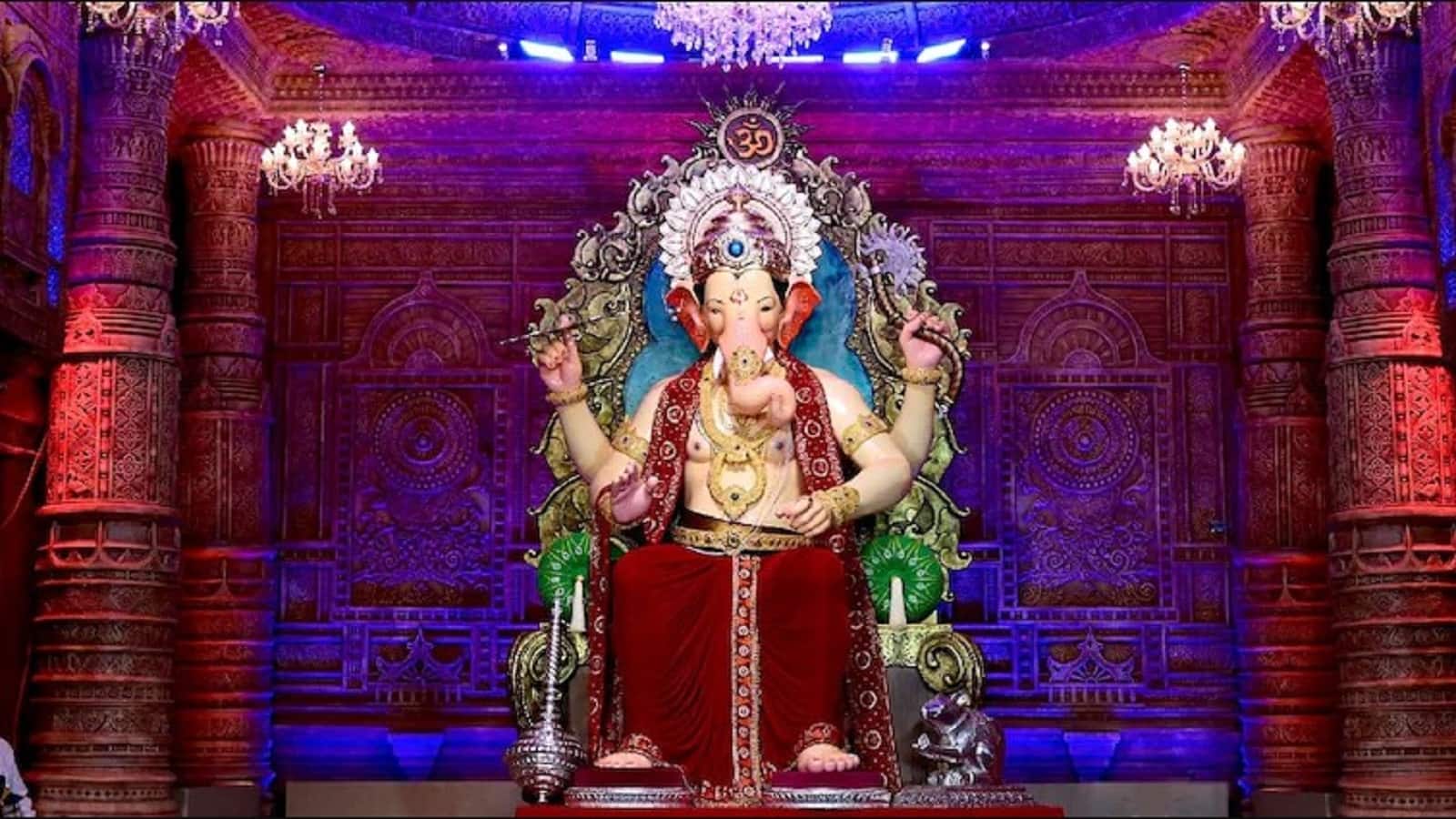 Lalbaugcha Raja Ganapati Utsav: गणपति उत्सव में लालबागचा राजा पर भक्तों ने लुटाया प्यार, तीन दिनों में आया 3 करोड़ से ऊपर चढ़ावा Lalbaugcha Raja Ganapati Utsav: गणपति उत्सव में लालबागचा राजा पर भक्तों ने लुटाया प्यार, तीन दिनों में आया 3 करोड़ से ऊपर चढ़ावा