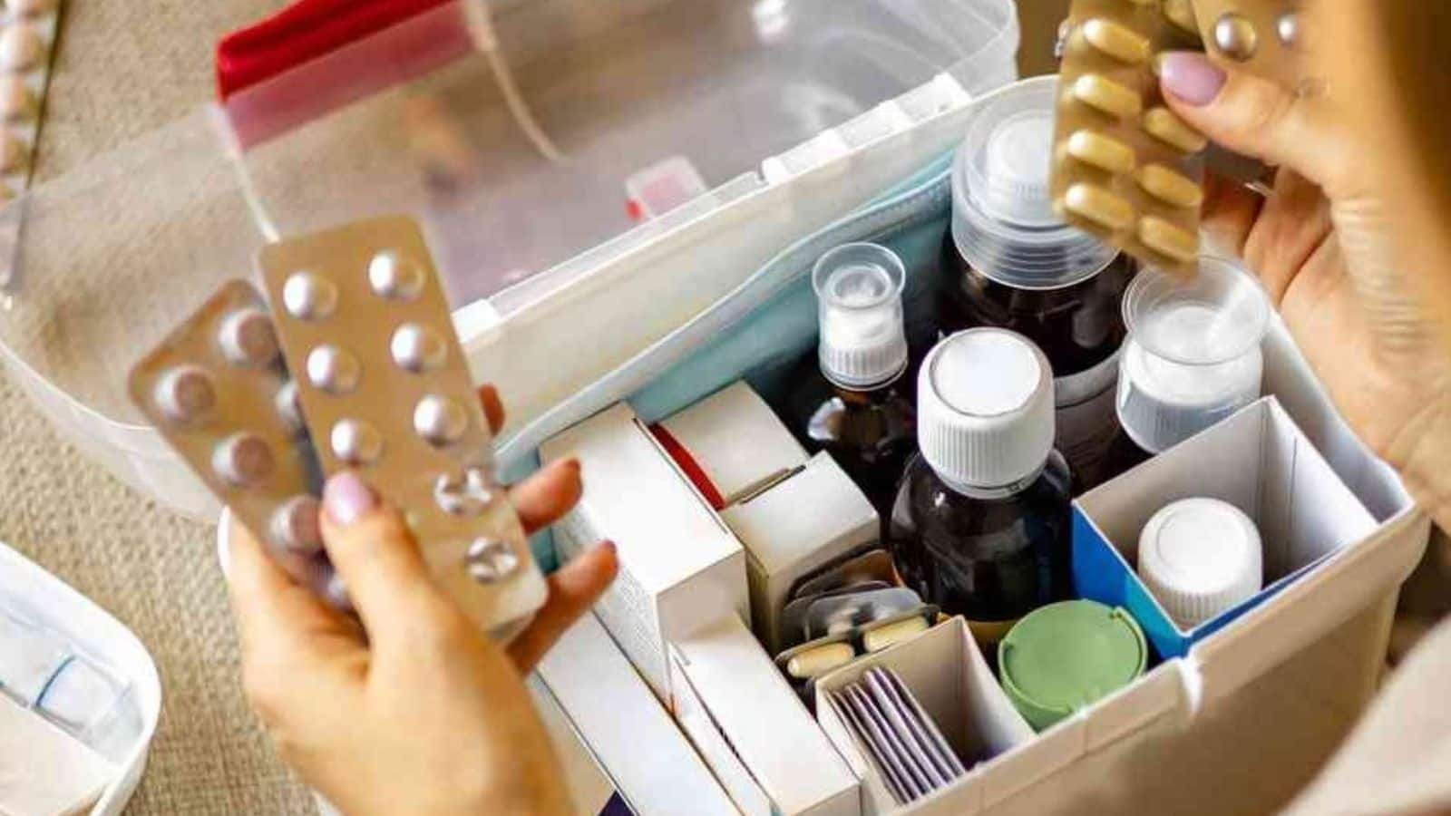 बिना पर्चे के नहीं मिलेंगी ये दवाएं, CDSCO ने पेनकिलर्स और एंटीबायोटिक्स को लेकर कड़े किए नियम! बिना पर्चे के नहीं मिलेंगी ये दवाएं, CDSCO ने पेनकिलर्स और एंटीबायोटिक्स को लेकर कड़े किए नियम!