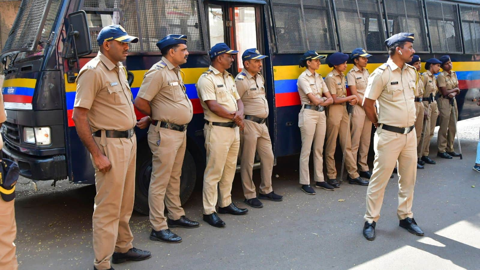 Mumbai Accident: मुंबई में दर्दनाक सड़क हादसा! तेज रफ्तार BMW ने पैदल चलने वालों को मारी टक्कर, 3 की मौत, 1 की हालत गंभीर Mumbai Accident: मुंबई में दर्दनाक सड़क हादसा! तेज रफ्तार BMW ने पैदल चलने वालों को मारी टक्कर, 3 की मौत, 1 की हालत गंभीर
