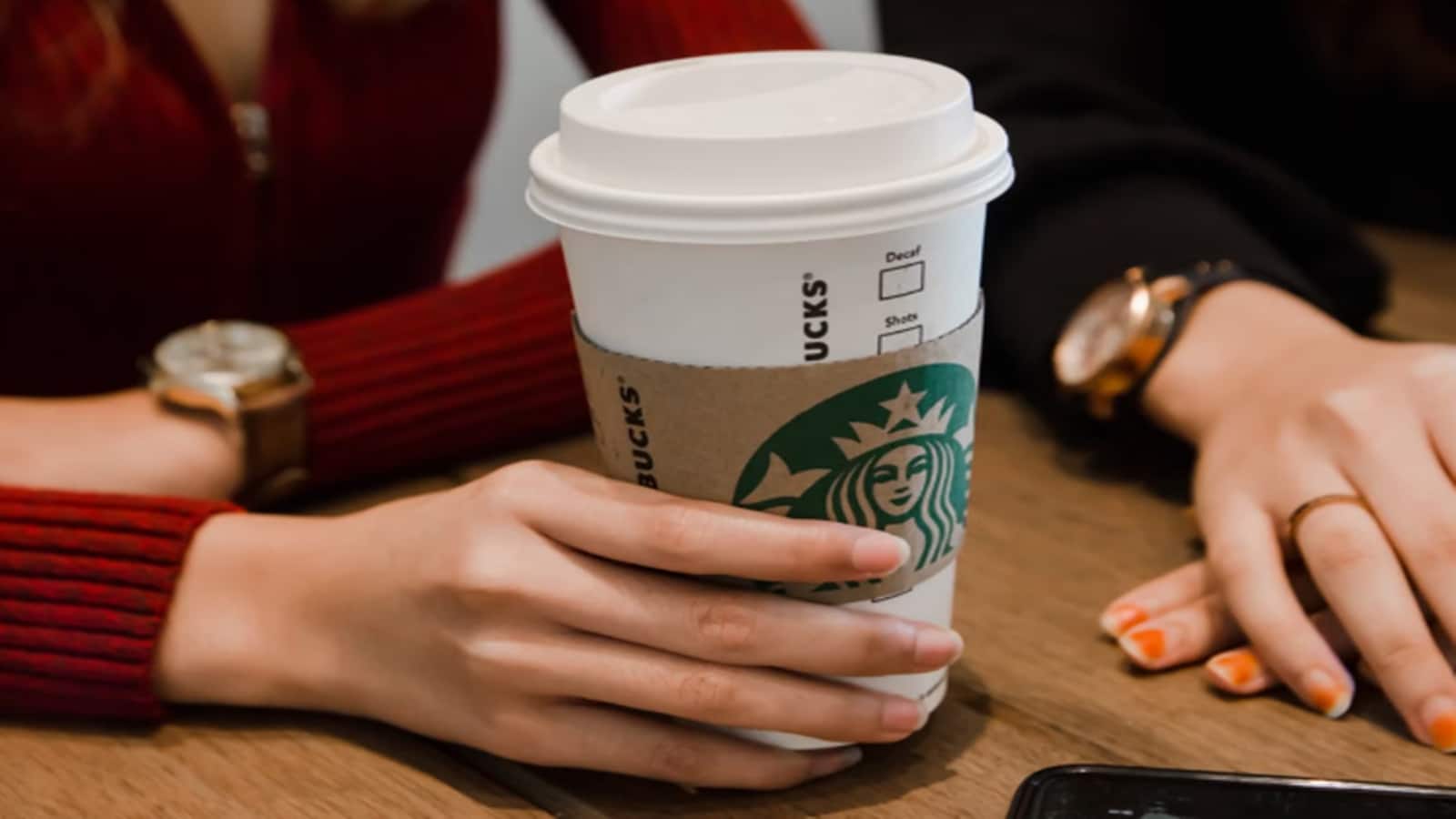 Starbucks News: विजय का जादू! अमेरिका के बाहर चेन्नई में स्टारबक्स का टेक ऑफिस, मिलेगी ₹35 लाख की सैलरी वाली 800 जॉब्स Starbucks News: विजय का जादू! अमेरिका के बाहर चेन्नई में स्टारबक्स का टेक ऑफिस, मिलेगी ₹35 लाख की सैलरी वाली 800 जॉब्स