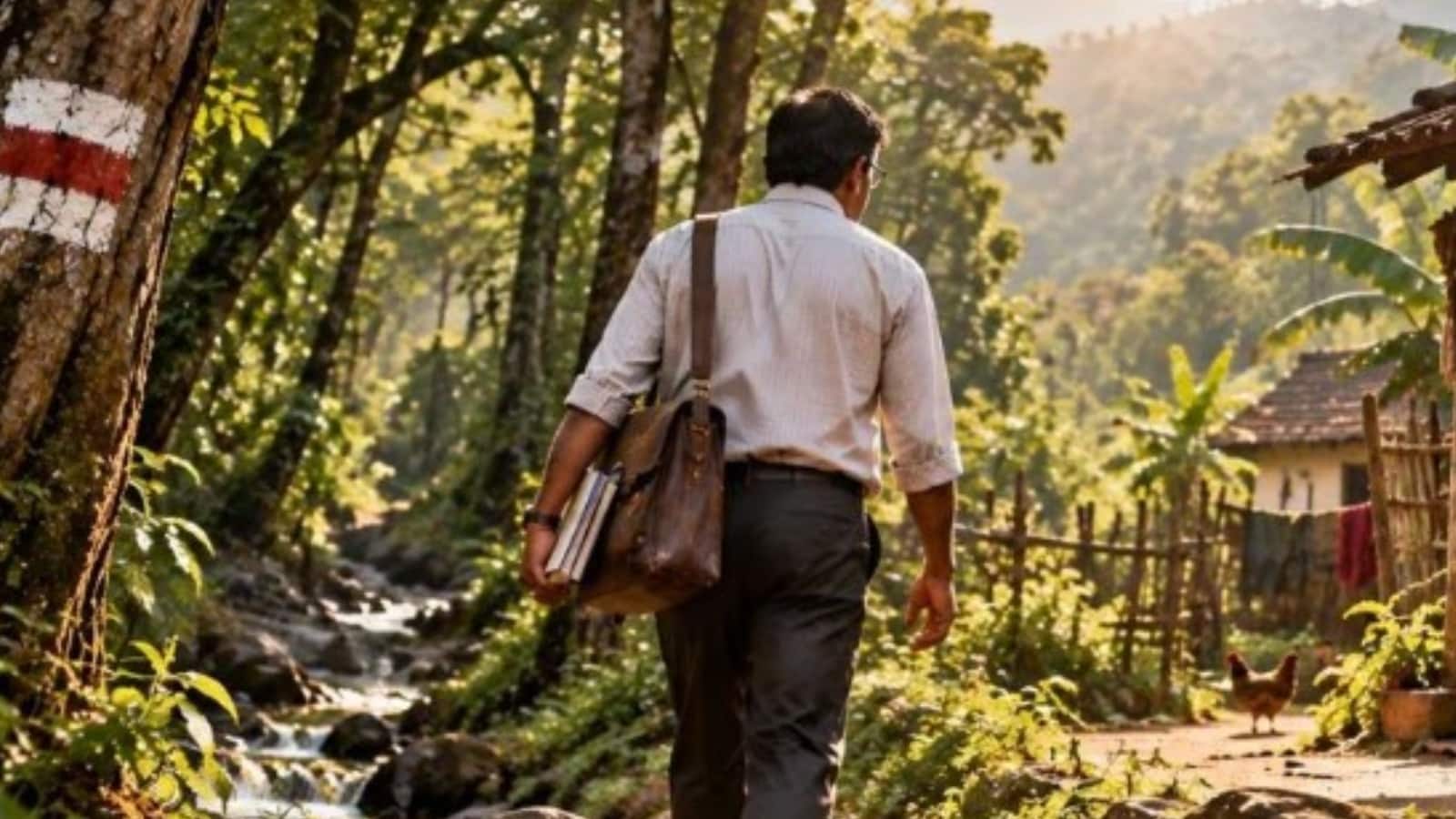 मिलिए महाराष्ट्र के 55 साल के इन टीचर से, 13 साल से एक बच्चे को पढ़ाने के लिए रोज 5 किलोमीटर पैदल करते हैं सफर मिलिए महाराष्ट्र के 55 साल के इन टीचर से, 13 साल से एक बच्चे को पढ़ाने के लिए रोज 5 किलोमीटर पैदल करते हैं सफर