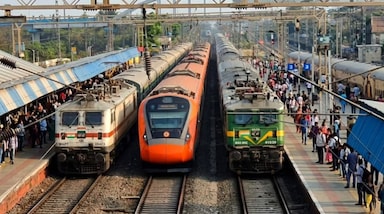 रेलवे ने दशहरा, दिवाली और छठ के त्योहारों पर घर जाने वाले पैसेंजर के लिए खास तैयारी शुरू कर दी है। त्योहारों के दौरान ट्रेनों में बढ़ने वाली भीड़ और लंबी वेटिंग लिस्ट को देखते हुए कई व्यस्त रूट्स पर अक्टूबर से दिसंबर के बीच 100 से ज्यादा स्पेशल ट्रेनें चलाने और कुछ ट्रेनों में एक्स्ट्रा कोच लगाने की तैयारी है। इससे त्योहार के समय सफर करने वाले पैसेंजर को टिकट मिलने में आसानी हो सकती है और भीड़ को संभालने में भी मदद मिलेगी।
