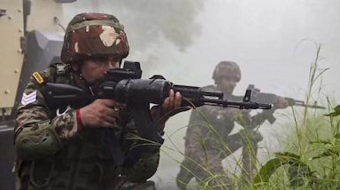 Myanmar Border Firing: भारत-म्यांमार सीमा पर पांगसाऊ के पास भारी गोलीबारी, असम राइफल्स का 1 जवान शहीद | Moneycontrol Hindi
