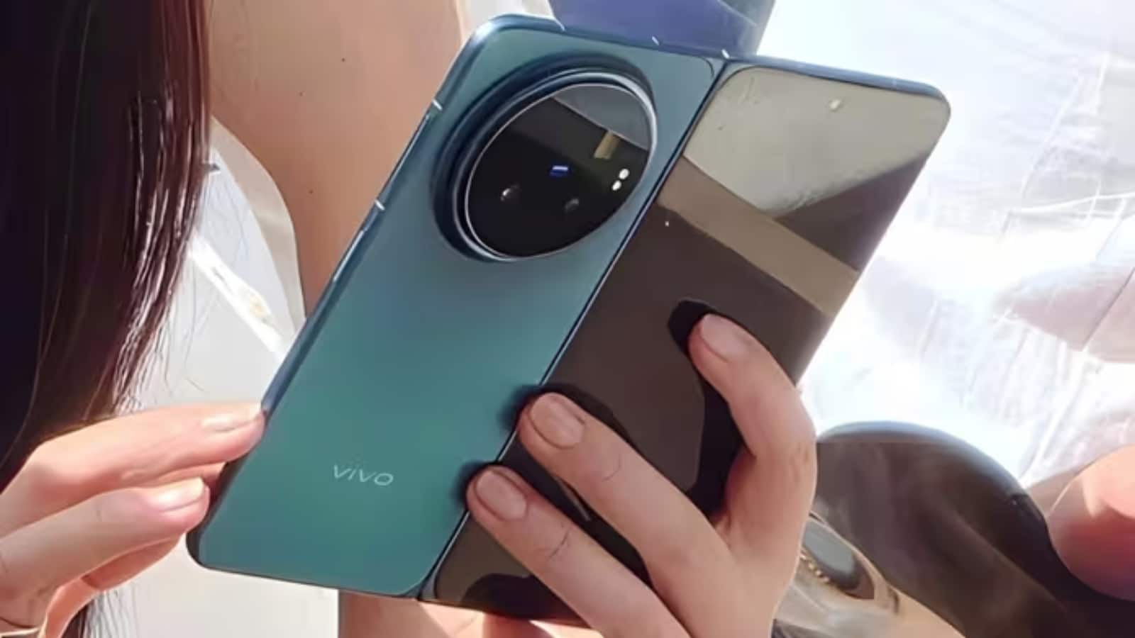 iPhone Duo और Galaxy Z Fold 8 Ultra को टक्कर देने आ रहा Vivo X Fold 6, जानें लॉन्च डेट और कीमत iPhone Duo और Galaxy Z Fold 8 Ultra को टक्कर देने आ रहा Vivo X Fold 6, जानें लॉन्च डेट और कीमत