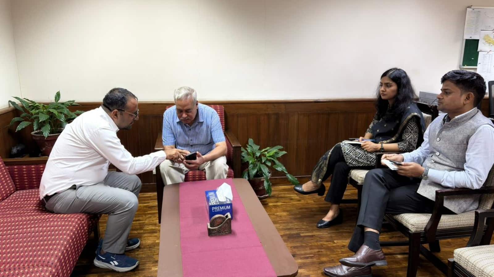 नेपाल के त्रिभुवन त्रिशूली स्कूल की इमारत तो बह गई पर प्रिंसिपल ने 1600 बच्चों को बचा लिया! अब भारत इस स्कूल को फिर बनवाएगा नेपाल के त्रिभुवन त्रिशूली स्कूल की इमारत तो बह गई पर प्रिंसिपल ने 1600 बच्चों को बचा लिया! अब भारत इस स्कूल को फिर बनवाएगा