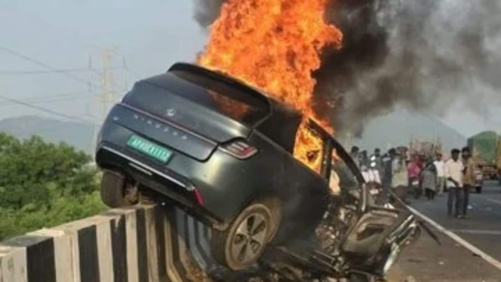 Andhra Pradesh: डिवाइडर से टकराई EV, धू-धू कर जली कार, चार लोगों की जिंदा जलकर मौत Andhra Pradesh: डिवाइडर से टकराई EV, धू-धू कर जली कार, चार लोगों की जिंदा जलकर मौत