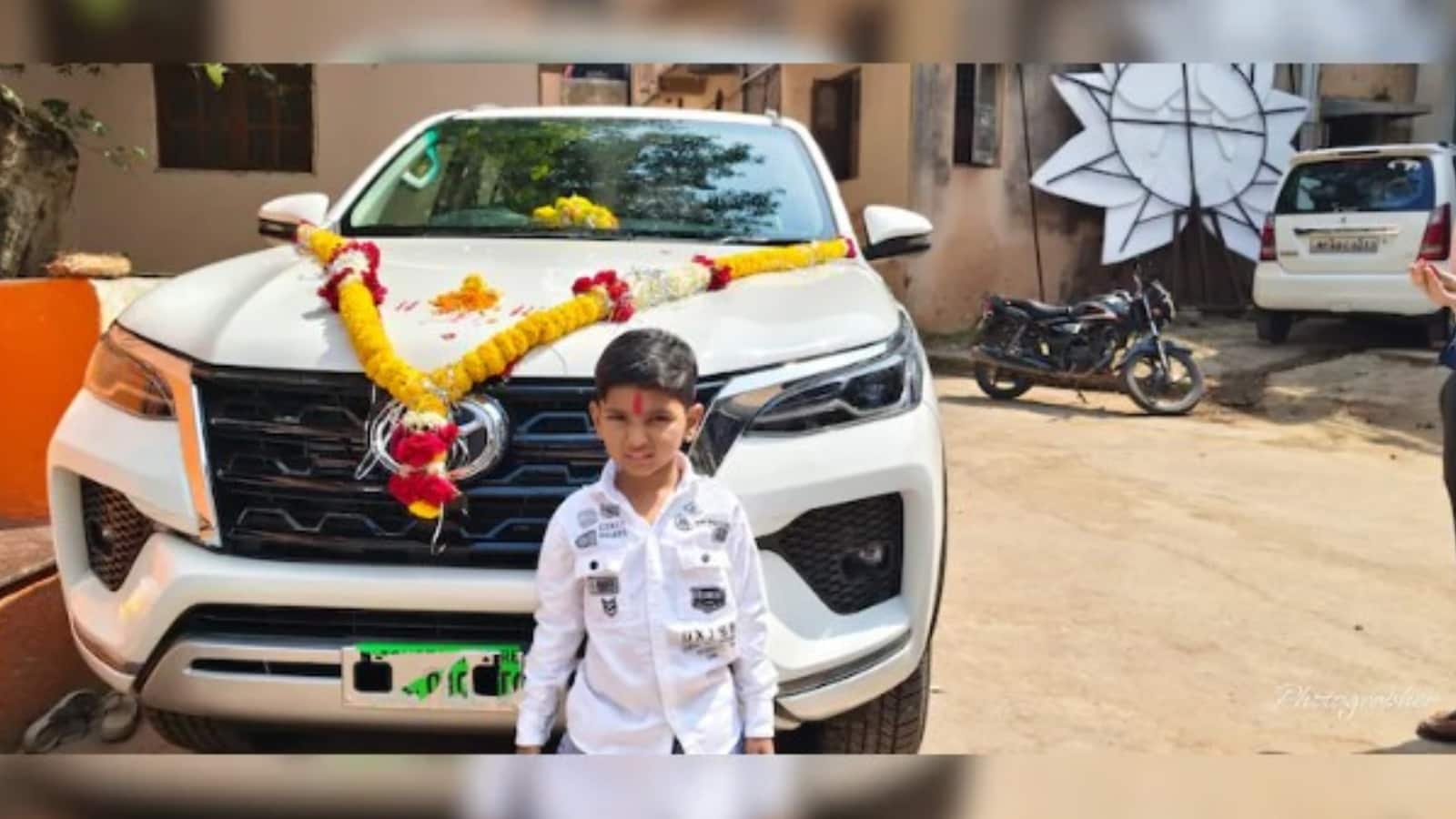मध्य प्रदेश में 6 साल के लड़के की लगी लॉट्री, 200 रुपये के लकी ड्रॉ कूपन से जीती 50 लाख की टोयोटा फॉर्च्यूनर मध्य प्रदेश में 6 साल के लड़के की लगी लॉट्री, 200 रुपये के लकी ड्रॉ कूपन से जीती 50 लाख की टोयोटा फॉर्च्यूनर