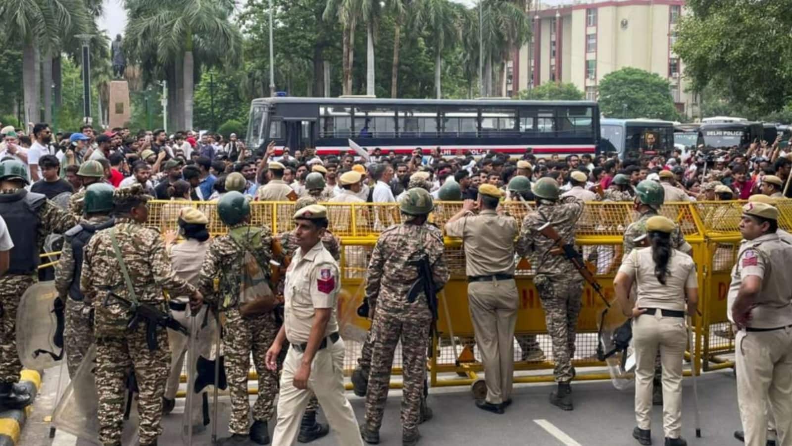 CJP के ‘जंतर-मंतर 2.0’ प्रदर्शन से पहले दिल्ली में बड़ी कार्रवाई, 500 से ज्यादा लोग हिरासत में CJP के ‘जंतर-मंतर 2.0’ प्रदर्शन से पहले दिल्ली में बड़ी कार्रवाई, 500 से ज्यादा लोग हिरासत में