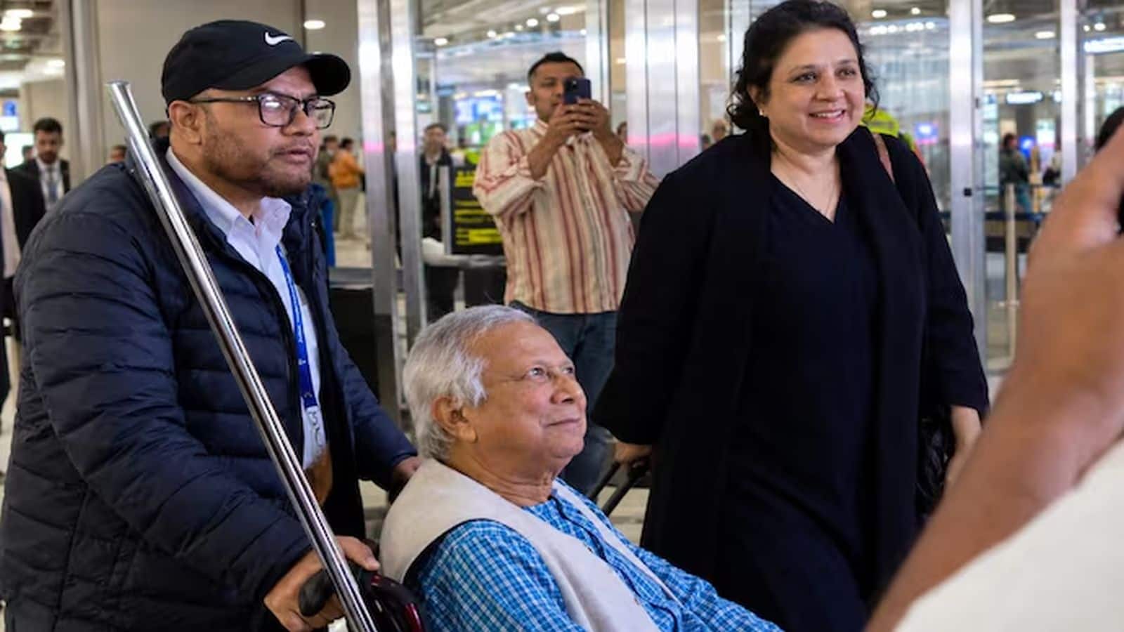 Muhammad Yunus Video: 'तुम आतंकी हो, बांग्लादेश में हजारों लोगों को मारा...'; न्यूयॉर्क एयरपोर्ट पर बेइज्जत हुए मोहम्मद यूनुस, देखें नारेबाजी का वीडियो Muhammad Yunus Video: 'तुम आतंकी हो, बांग्लादेश में हजारों लोगों को मारा...'; न्यूयॉर्क एयरपोर्ट पर बेइज्जत हुए मोहम्मद यूनुस, देखें नारेबाजी का वीडियो