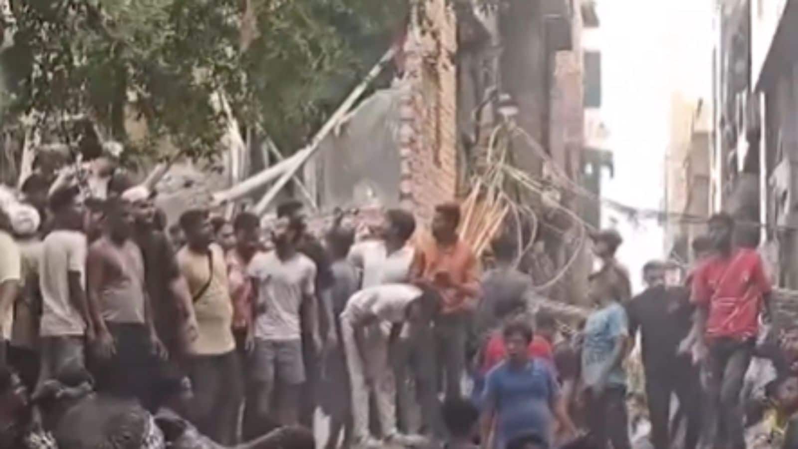 दिल्ली के सीमापुरी में भरभराकर गिरी चार मंजिला इमारत, कई लोगों के दबे होने की आशंका दिल्ली के सीमापुरी में भरभराकर गिरी चार मंजिला इमारत, कई लोगों के दबे होने की आशंका