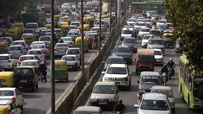 रीना अपने दो साल के बेटे के साथ पीछे बैठी थी, तभी ट्रक ने स्कूटर को टक्कर मार दी।