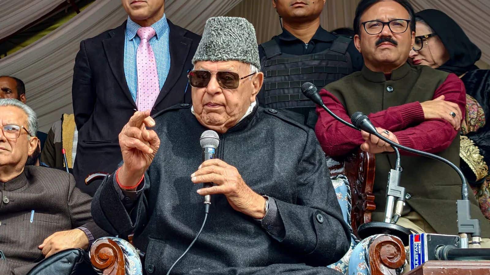 Farooq Abdullah: 'पाकिस्तान कश्मीरियों की रक्षा कर रहा है, वरना भारत के इरादे ठीक नहीं'; फारुक अब्दुल्ला के विवादित बयान पर बवाल, BJP भड़की Farooq Abdullah: 'पाकिस्तान कश्मीरियों की रक्षा कर रहा है, वरना भारत के इरादे ठीक नहीं'; फारुक अब्दुल्ला के विवादित बयान पर बवाल, BJP भड़की