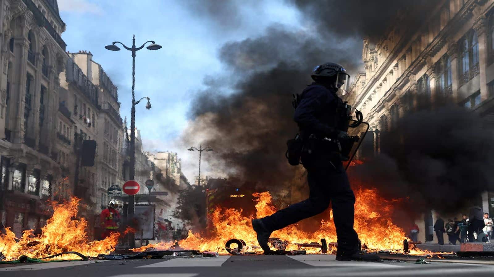 France Protests Violent: फ्रांस में हिंसक प्रदर्शन से मचा हड़कंप! Apple से लेकर Louis Vuitton तक लग्जरी स्टोर में लूटपाट, आग में खाक हुआ 143 साल पुराना टाउन हॉल France Protests Violent: फ्रांस में हिंसक प्रदर्शन से मचा हड़कंप! Apple से लेकर Louis Vuitton तक लग्जरी स्टोर में लूटपाट, आग में खाक हुआ 143 साल पुराना टाउन हॉल