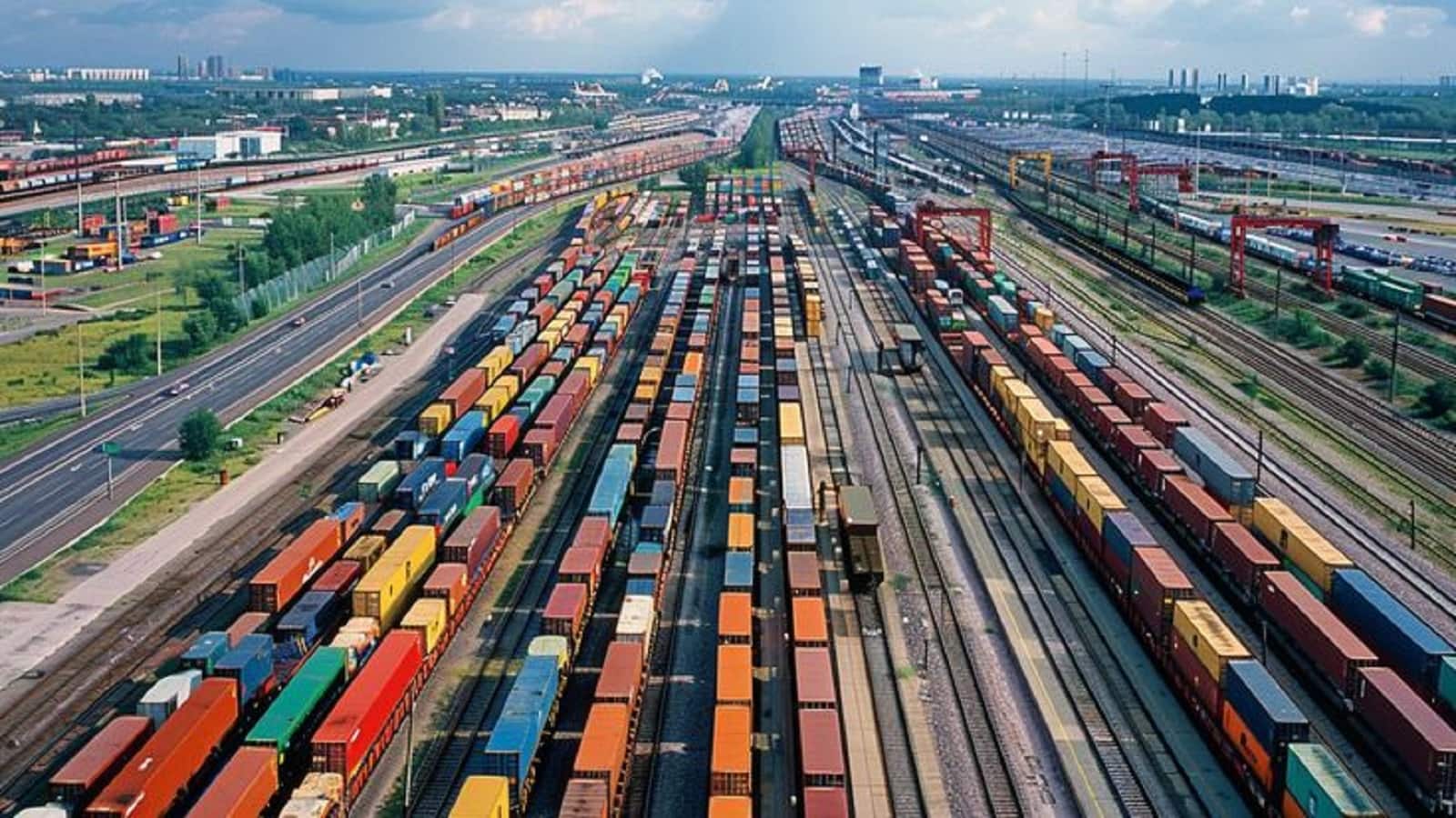 Eastern-Western Freight Corridor: 6 साल में 20 गुना बढ़ी माल ढुलाई,रोजाना दौड़ रहीं 440 मालगाड़ियां! जानिए कैसे लॉजिस्टिक्स का सुपरहब बना न्यू दादरी Eastern-Western Freight Corridor: 6 साल में 20 गुना बढ़ी माल ढुलाई,रोजाना दौड़ रहीं 440 मालगाड़ियां! जानिए कैसे लॉजिस्टिक्स का सुपरहब बना न्यू दादरी