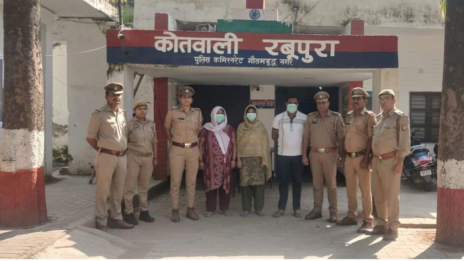 Greater Noida Family Deaths: नूडल्स नहीं, बल्कि प्रॉपर्टी विवाद के चलते 5 लोगों की गई जान! ग्रेटर नोएडा मामले में मृतक की बहनें-जीजा गिरफ्तार Greater Noida Family Deaths: नूडल्स नहीं, बल्कि प्रॉपर्टी विवाद के चलते 5 लोगों की गई जान! ग्रेटर नोएडा मामले में मृतक की बहनें-जीजा गिरफ्तार