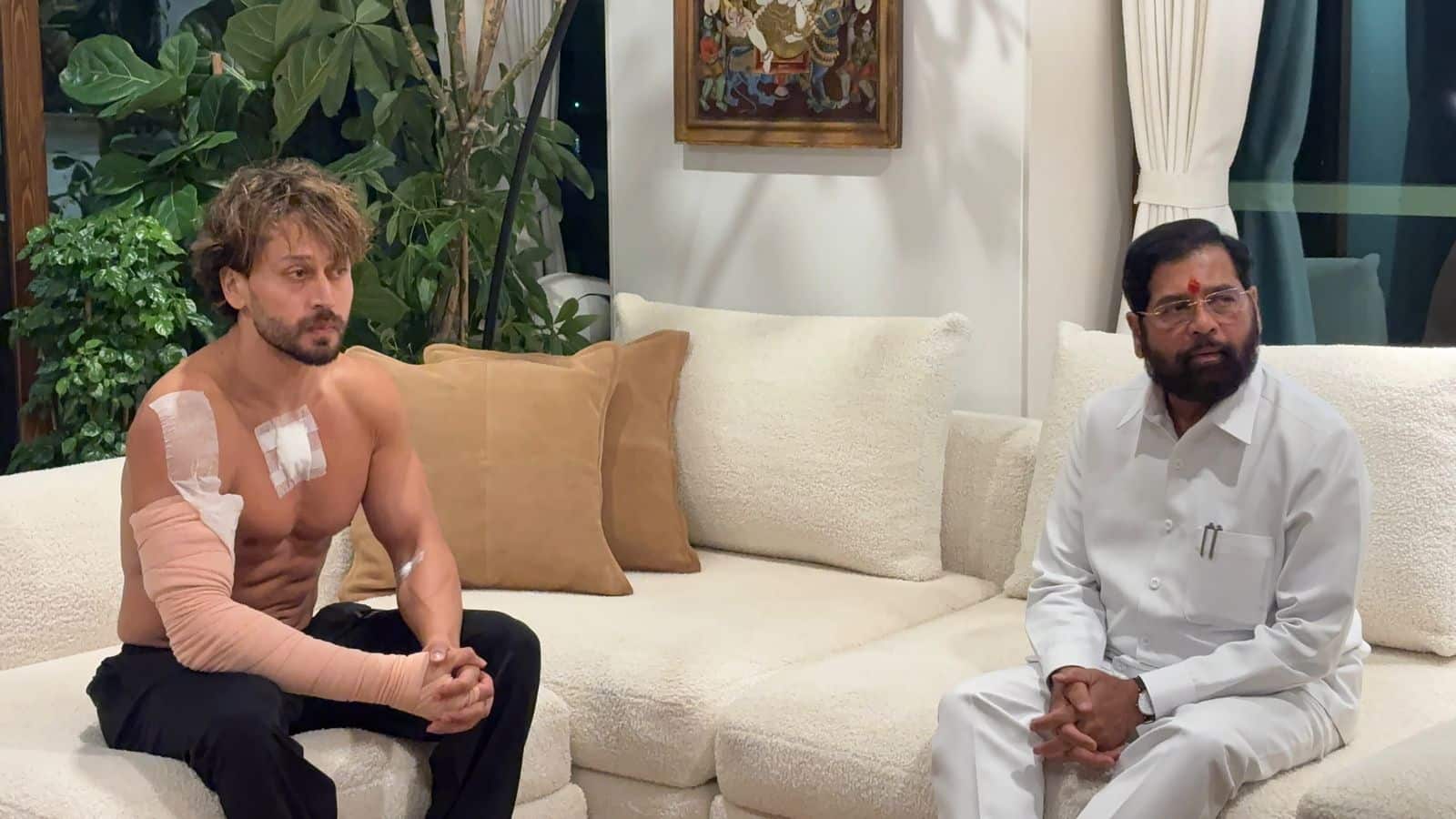 Tiger Shroff Firing: पट्टी बांधे दिखे टाइगर श्रॉफ! हाथ और सीने में आई चोट, फायरिंग के बाद एक्टर के पहली तस्वीर आई सामने; डिप्टी CM एकनाथ शिंदे ने की मुलाकात