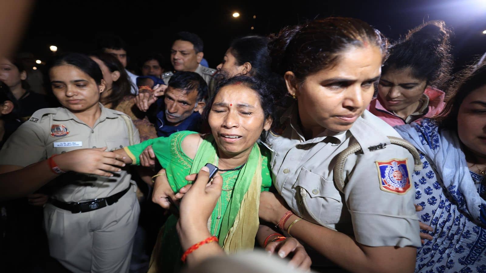Ankita Bhandari Case: अंकिता भंडारी के माता-पिता हिरासत से रिहा! इंडिया गेट पर रातभर चला प्रदर्शन; सुबह 4 बजे पुलिस ने हिरासत में लिया Ankita Bhandari Case: अंकिता भंडारी के माता-पिता हिरासत से रिहा! इंडिया गेट पर रातभर चला प्रदर्शन; सुबह 4 बजे पुलिस ने हिरासत में लिया