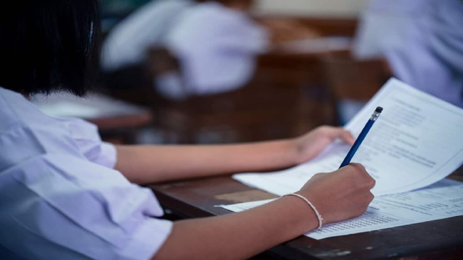 CBSE Date Sheet 2027: 10वीं-12वीं के लिए सीबीएसई ने जारी किए सैंपल पेपर और मार्किंग स्कीम, छात्रों को अब डेटशीट का इंतजार CBSE Date Sheet 2027: 10वीं-12वीं के लिए सीबीएसई ने जारी किए सैंपल पेपर और मार्किंग स्कीम, छात्रों को अब डेटशीट का इंतजार