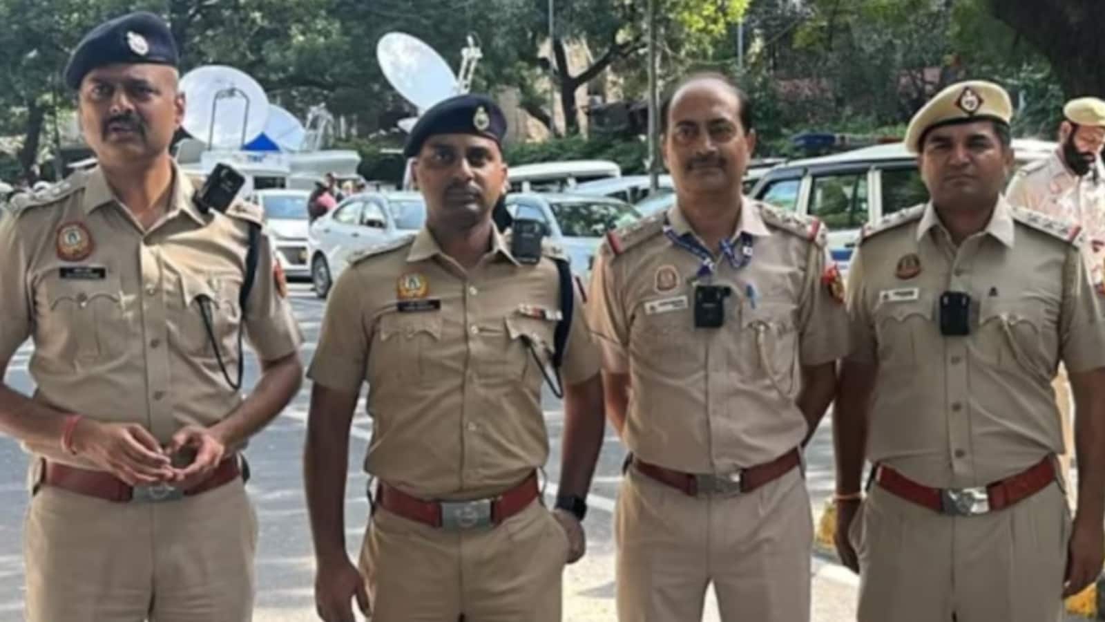Delhi Protest: रात के अंधेरे में भी रिकॉर्डिंग करने वाले बॉडी कैमरों से लैस हुए दिल्ली पुलिस के जवान, समझिए क्या है तैयारी Delhi Protest: रात के अंधेरे में भी रिकॉर्डिंग करने वाले बॉडी कैमरों से लैस हुए दिल्ली पुलिस के जवान, समझिए क्या है तैयारी