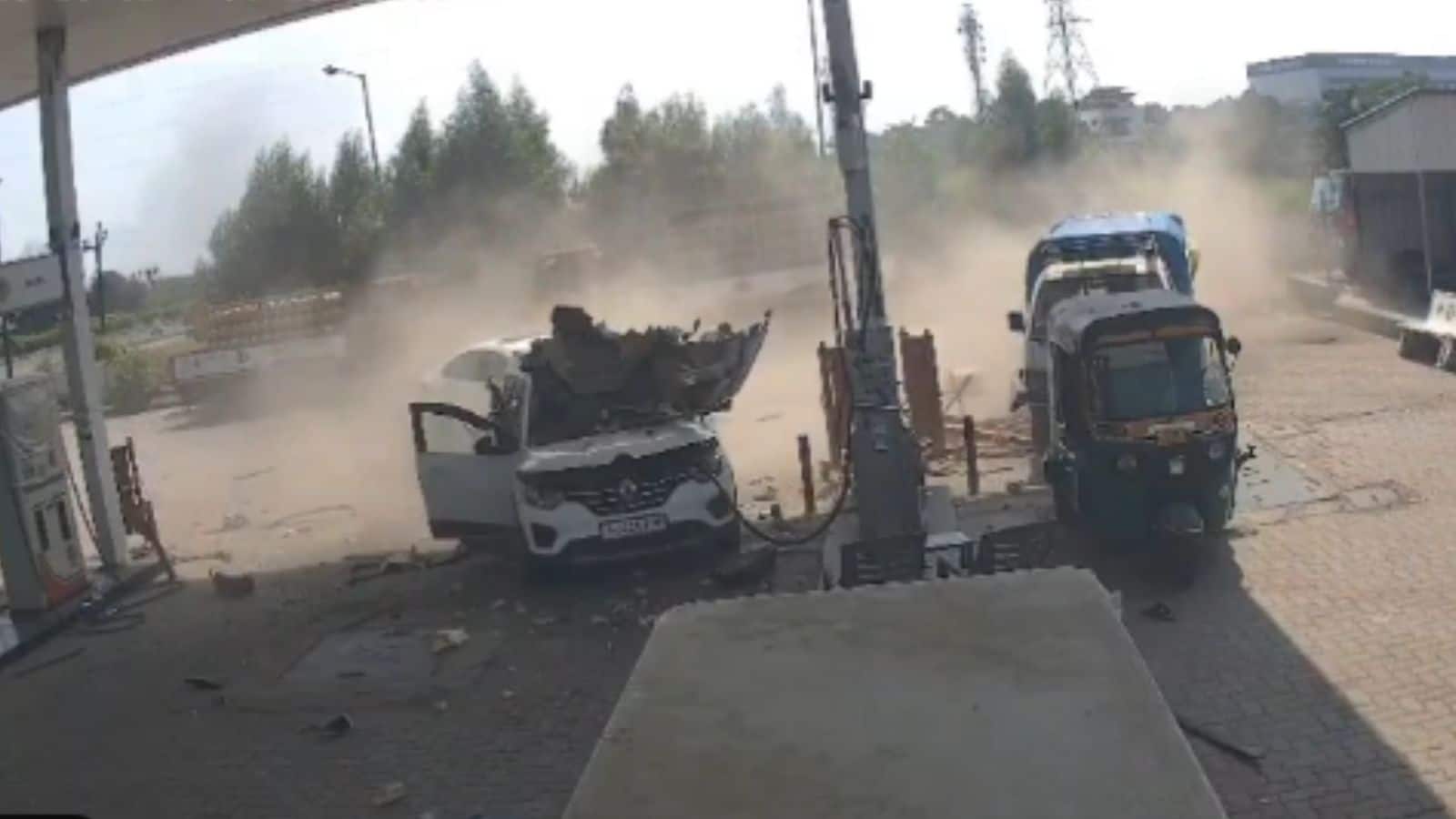 CNG Blast Viral Video: सीएनजी भरवाते ही सेकेंडों में फटी कार! CCTV में कैद हुआ खौफनाक धमाका CNG Blast Viral Video: सीएनजी भरवाते ही सेकेंडों में फटी कार! CCTV में कैद हुआ खौफनाक धमाका