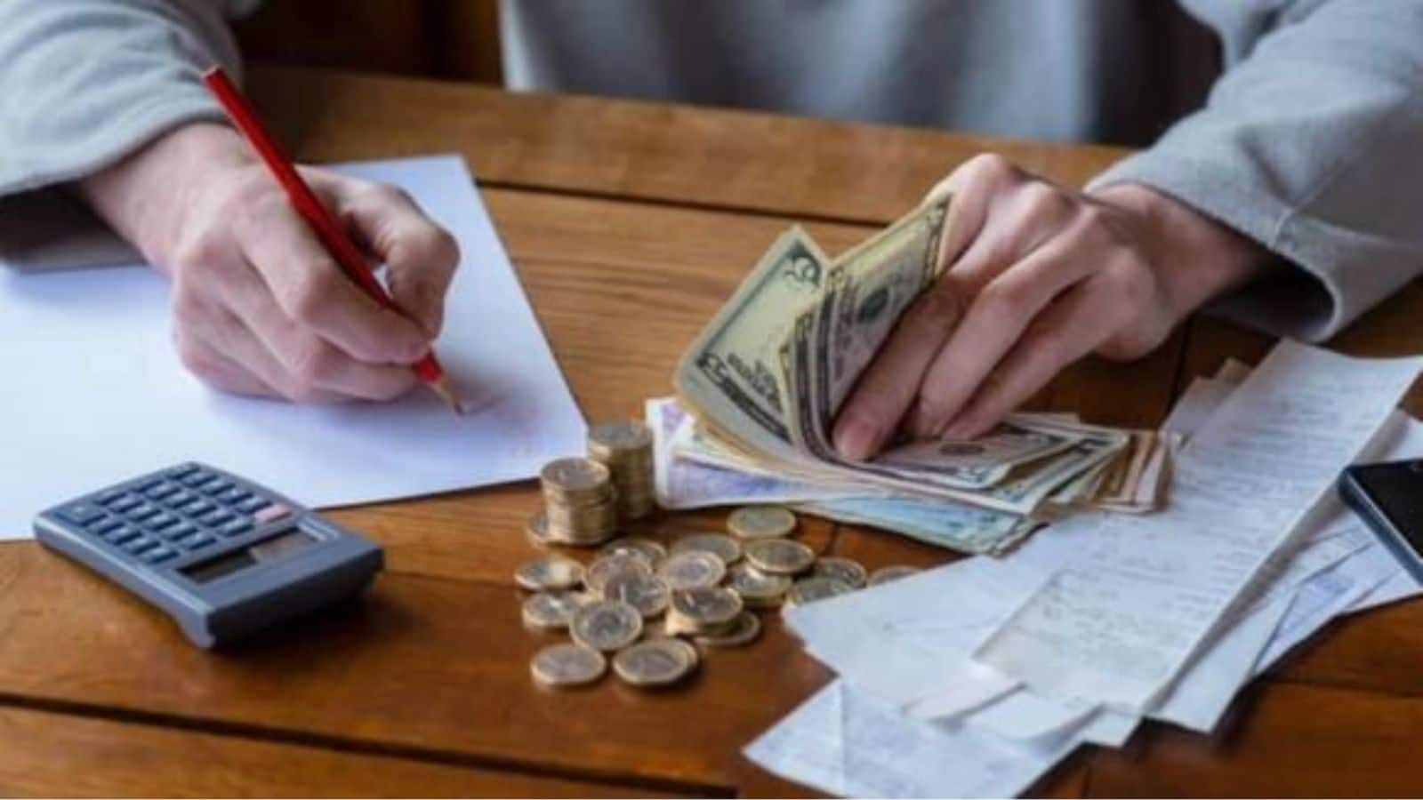 दिल्ली में रहकर कमाते हैं 80 हजार रुपये फिर भी नहीं बचा पा रहे एक भी रुपया? इंटरनेट पर छिड़ी पर्सनल फाइनेंस की बहस दिल्ली में रहकर कमाते हैं 80 हजार रुपये फिर भी नहीं बचा पा रहे एक भी रुपया? इंटरनेट पर छिड़ी पर्सनल फाइनेंस की बहस