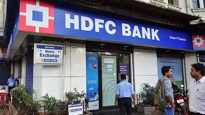 HDFC Bank share price : बर्नस्टीन ने इस स्टॉक पर 1,150 रुपये के टारगेट प्राइस के साथ अपनी 'आउटपरफॉर्म' रेटिंग बरकरार रखी है। इसका मतलब है कि शुक्रवार के 728.85 रुपये के क्लोजिंग भाव से इसमें लगभग 58 प्रतिशत की तेजी आ सकती है
