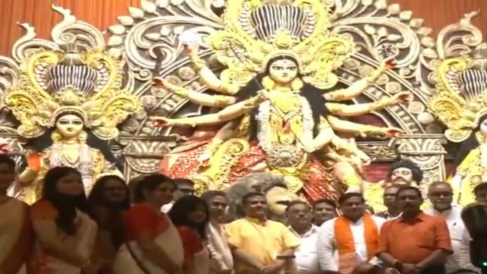 Durga Puja 2026: कोलकाता के पंडाल में दिखा विभाजन का दर्द, फूलों से बनी भारत माता Durga Puja 2026: कोलकाता के पंडाल में दिखा विभाजन का दर्द, फूलों से बनी भारत माता