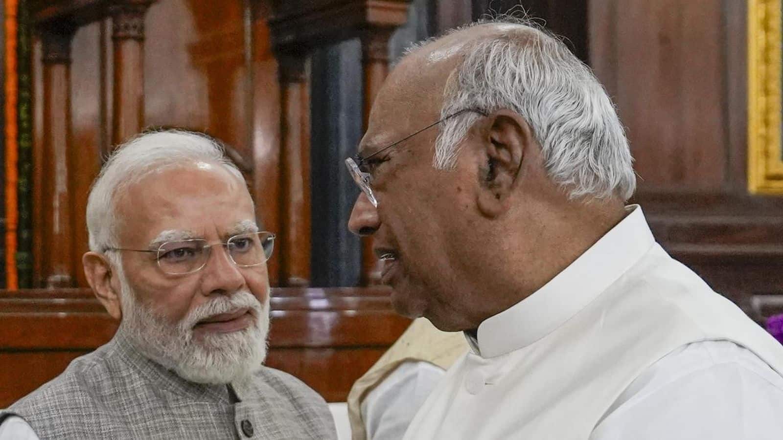 पीएम मोदी के दिवंगत पिता पर विवादित बयान को लेकर घिरे खड़गे, अमित शाह समेत BJP नेताओं ने साधा निशाना पीएम मोदी के दिवंगत पिता पर विवादित बयान को लेकर घिरे खड़गे, अमित शाह समेत BJP नेताओं ने साधा निशाना
