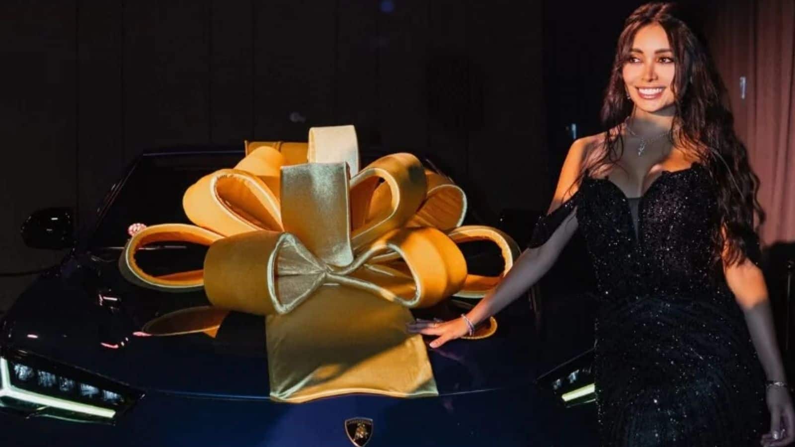 Dubai Lamborghini Gift: दुबई की इस कंपनी ने रचा इतिहास, महिला कर्मचारी को 4 करोड़ की Lamborghini Urus गिफ्ट की, वजह जानकर रह जाएंगे दंग Dubai Lamborghini Gift: दुबई की इस कंपनी ने रचा इतिहास, महिला कर्मचारी को 4 करोड़ की Lamborghini Urus गिफ्ट की, वजह जानकर रह जाएंगे दंग