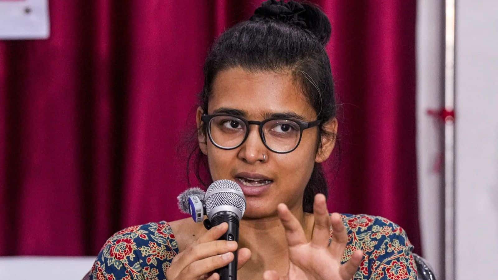 देश की प्रोटेस्ट पोस्टर गर्ल बनीं नेहा बोरा खुद कितना पढ़ी-लिखी हैं? उनकी JNU में आने तक की एजुकेशन जर्नी कुछ ऐसी है देश की प्रोटेस्ट पोस्टर गर्ल बनीं नेहा बोरा खुद कितना पढ़ी-लिखी हैं? उनकी JNU में आने तक की एजुकेशन जर्नी कुछ ऐसी है